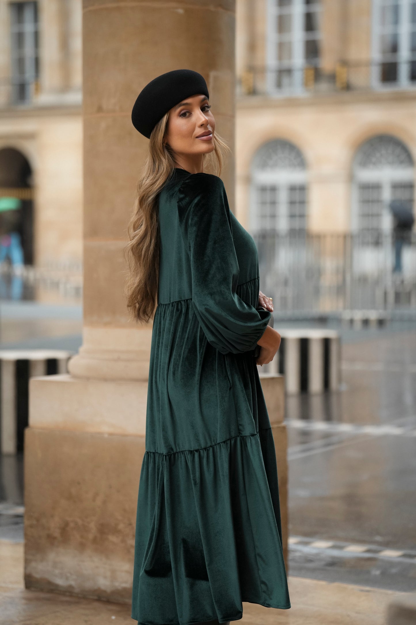 Vestido comprido com folhos em veludo