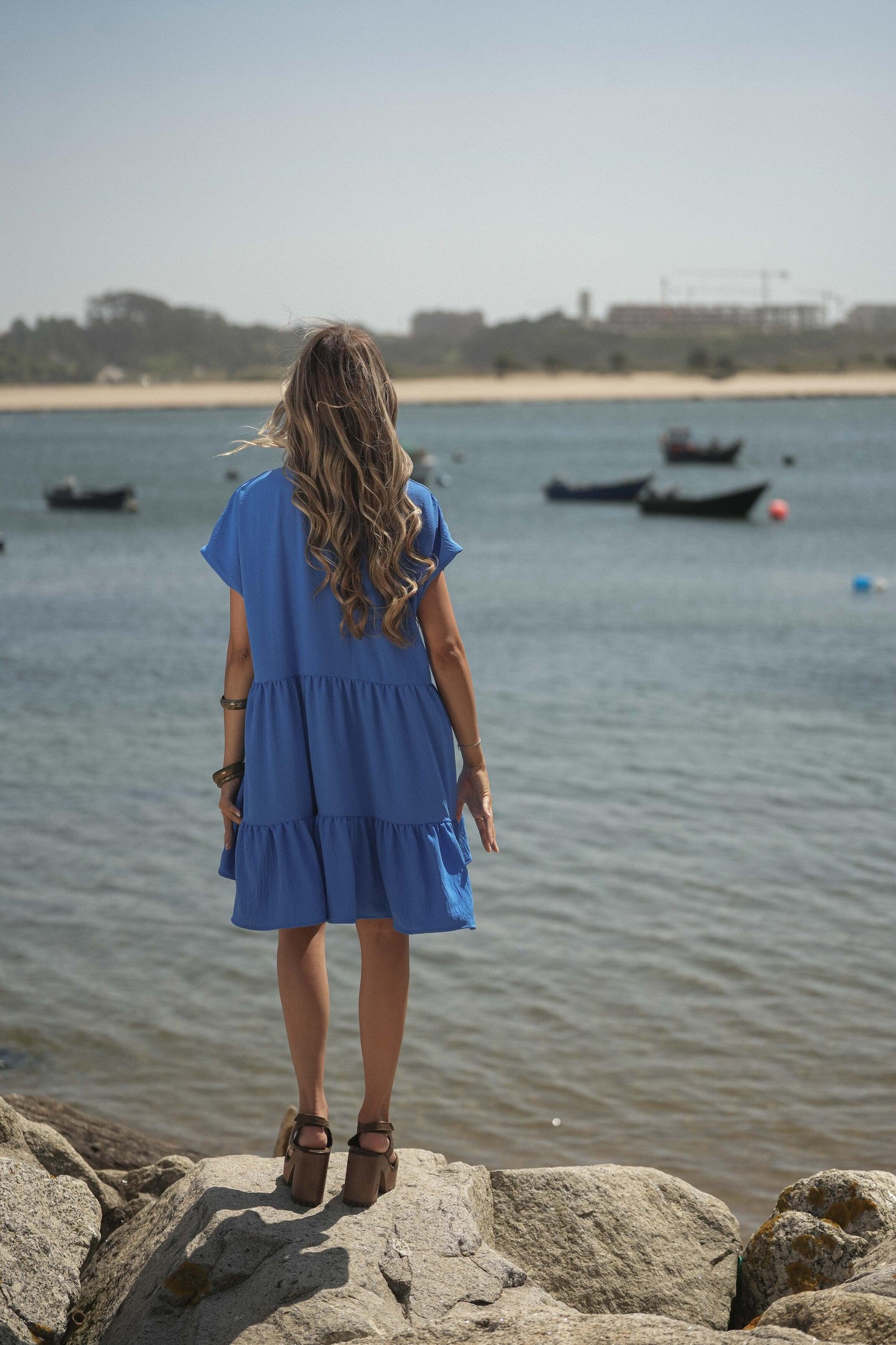 Vestido curto com folhos