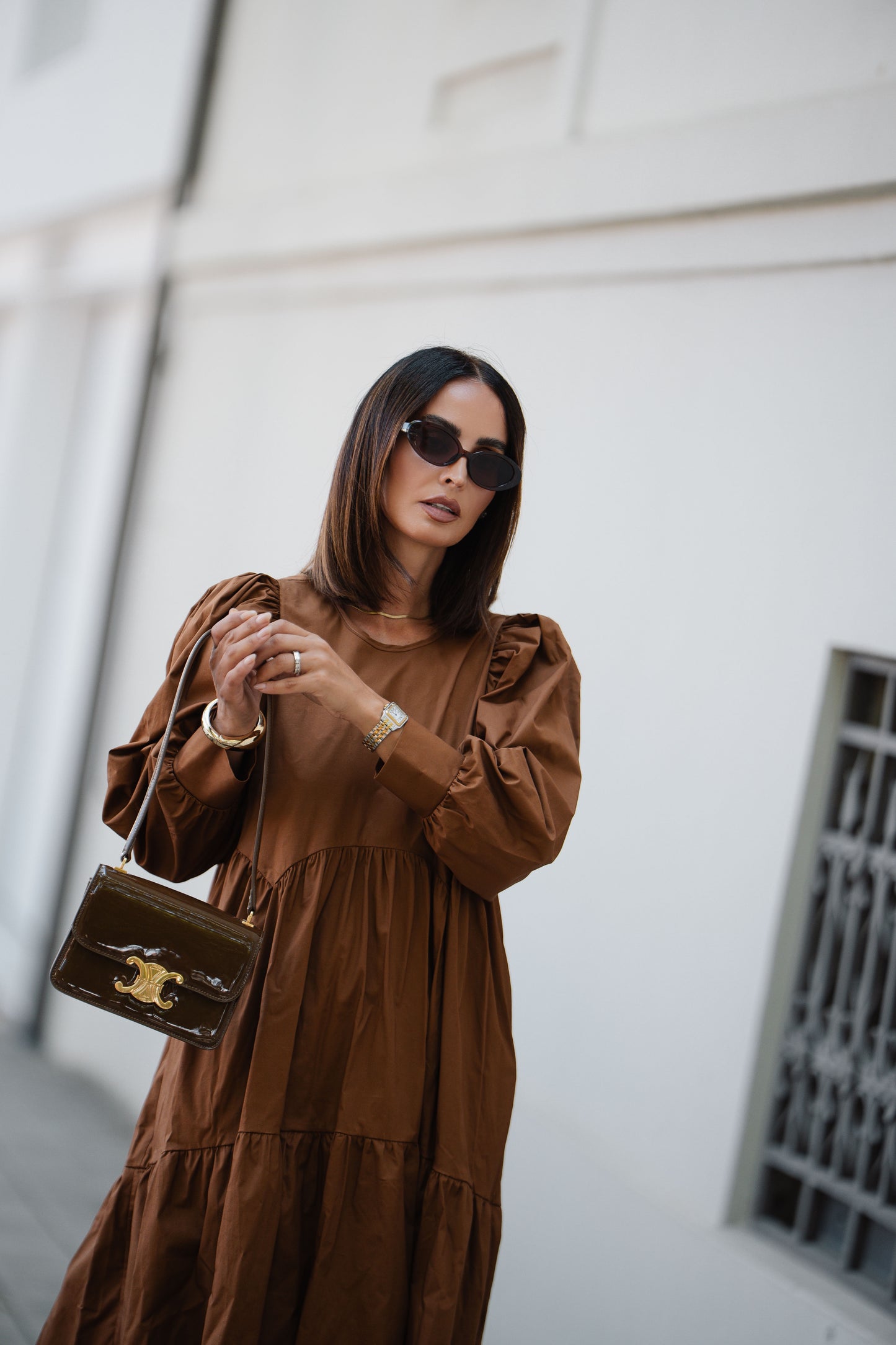 Vestido comprido com folho em camel