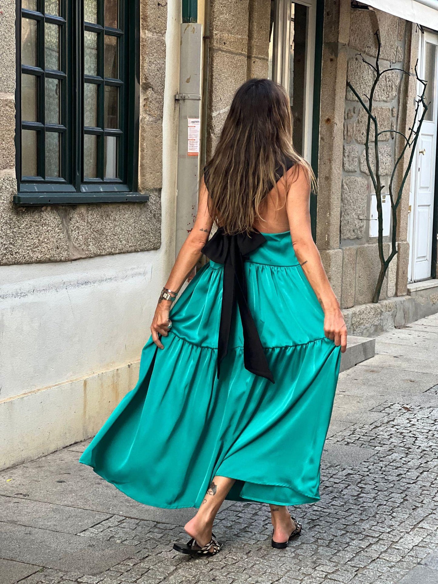Vestido comprido com laço atrás
