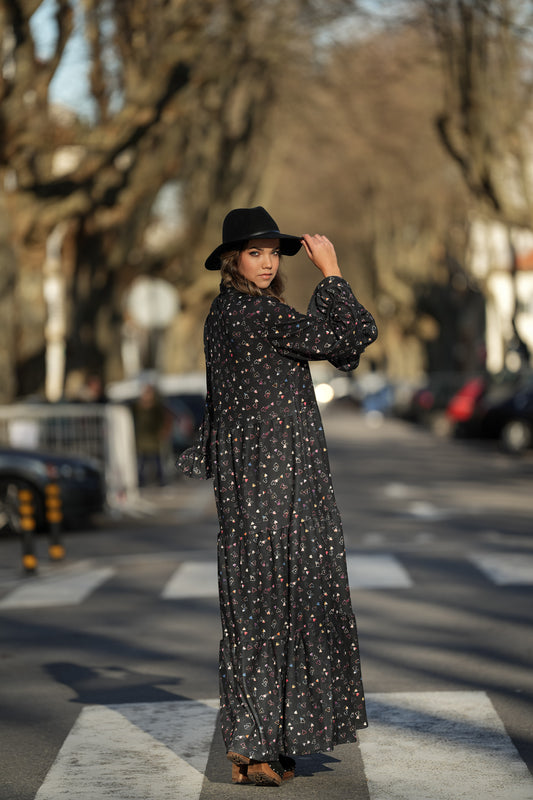 Vestido com laço no decote