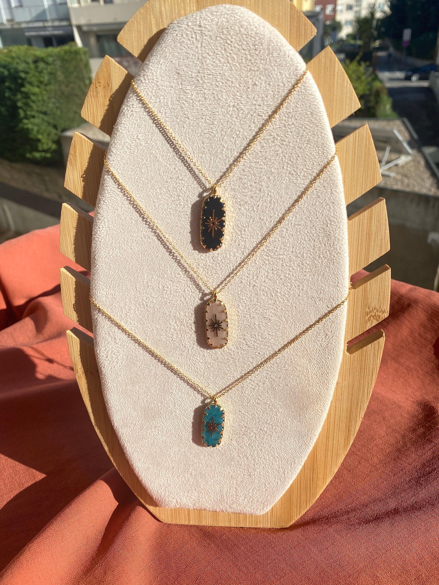 <transcy>Alambre con piedra</transcy>