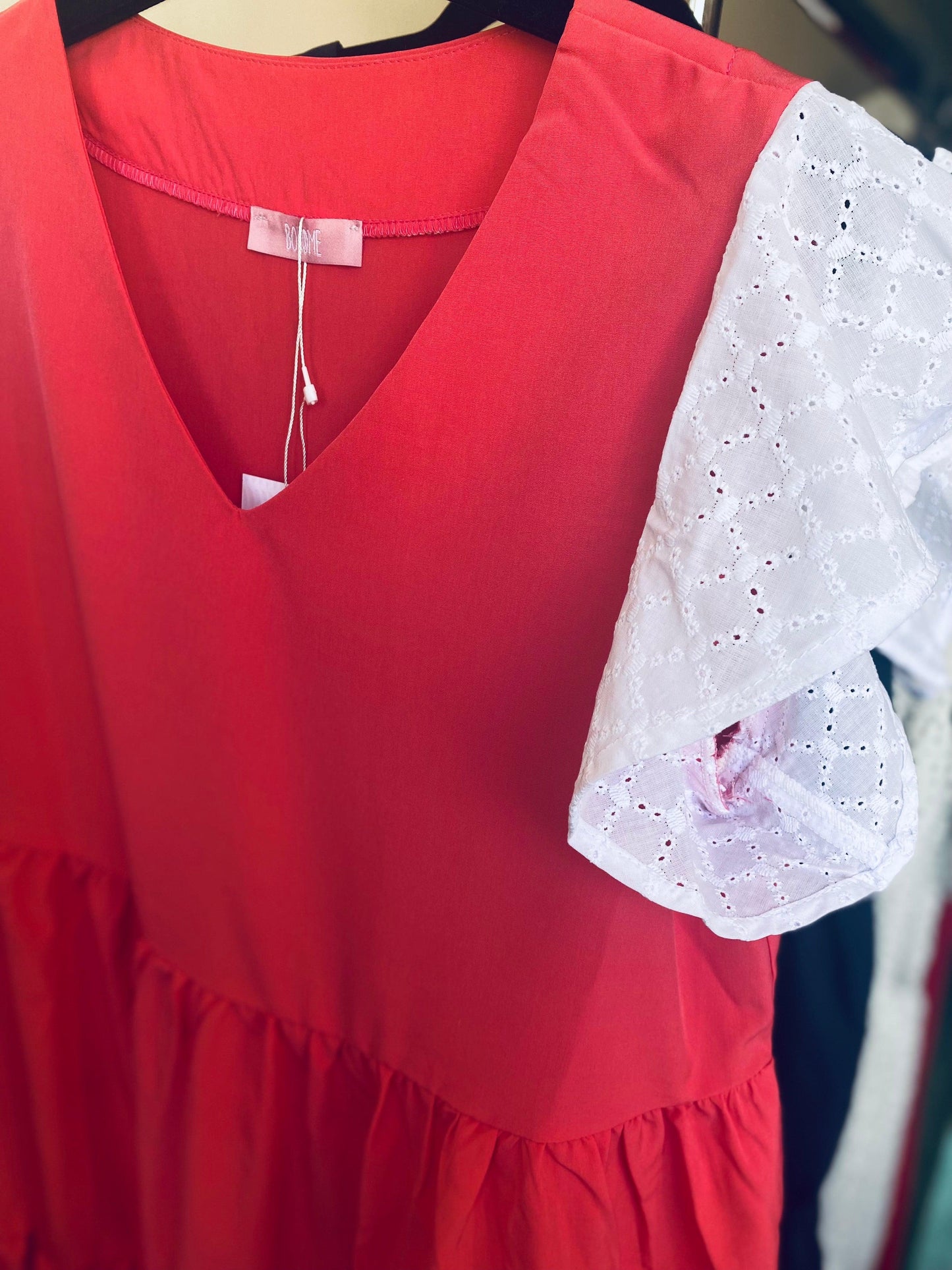 Vestido curto com folhos