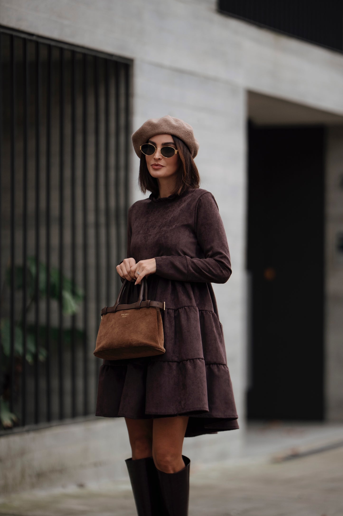 Vestido curto em veludo castanho