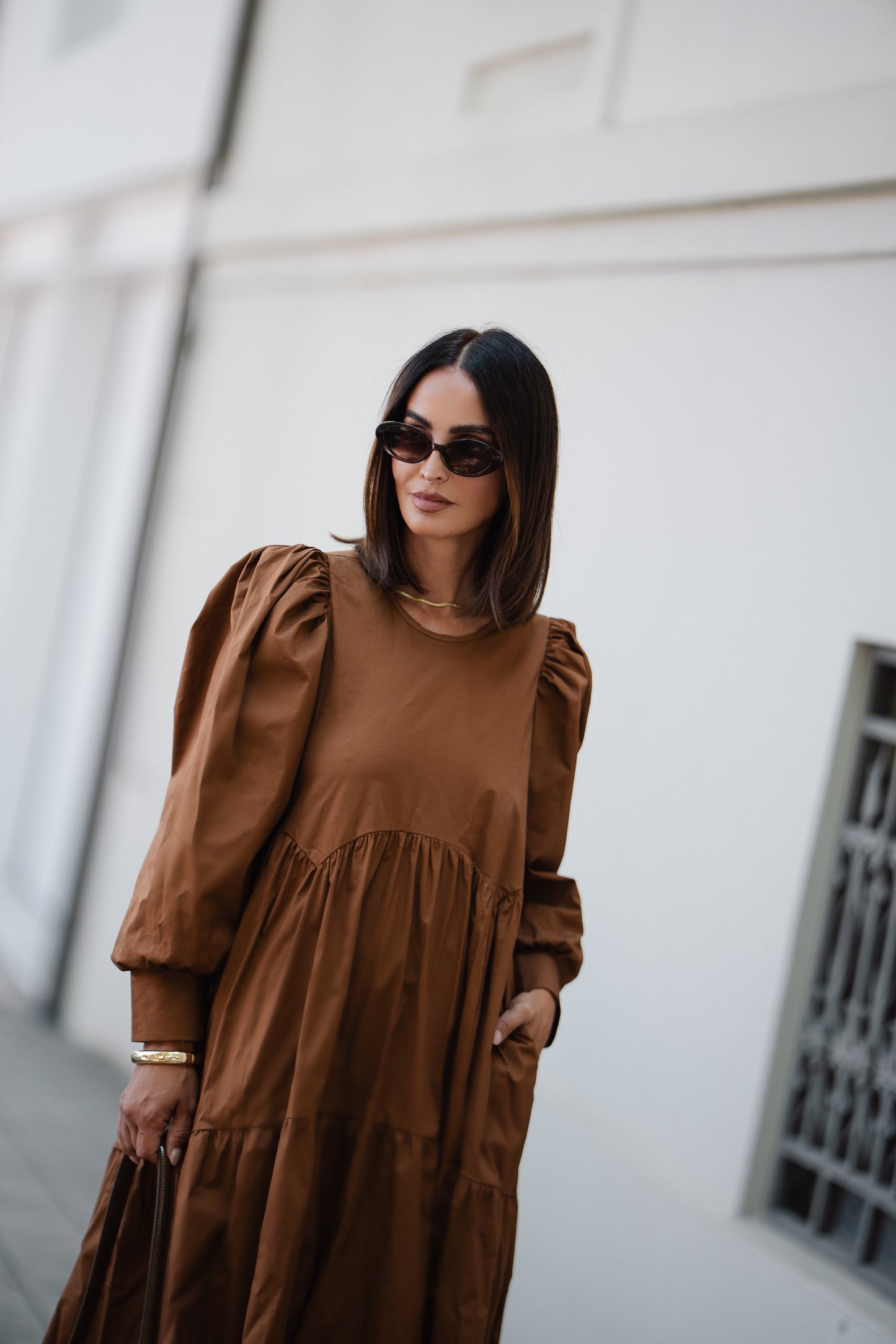 Vestido comprido com folho em camel