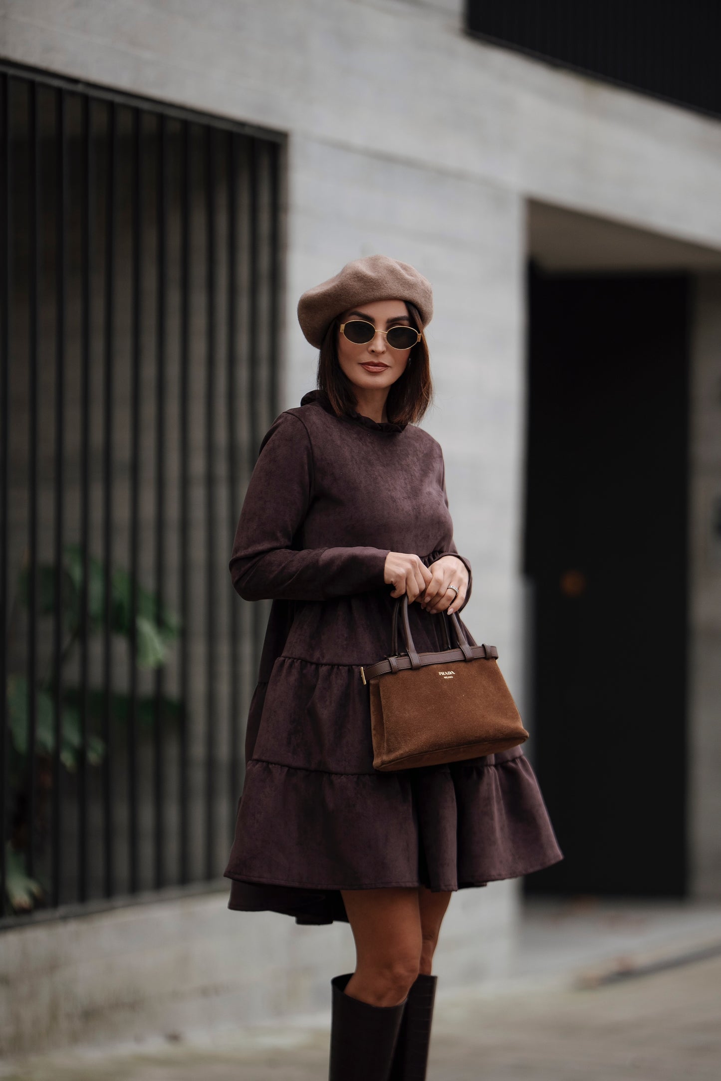 Vestido curto em veludo castanho