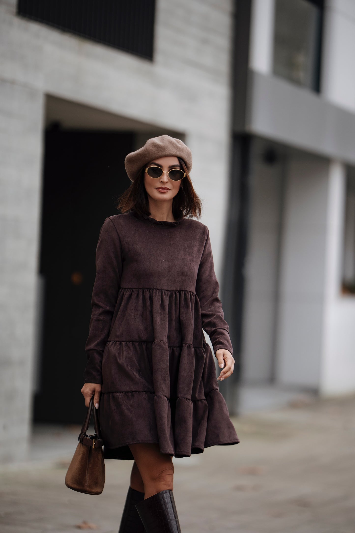 Vestido curto em veludo castanho