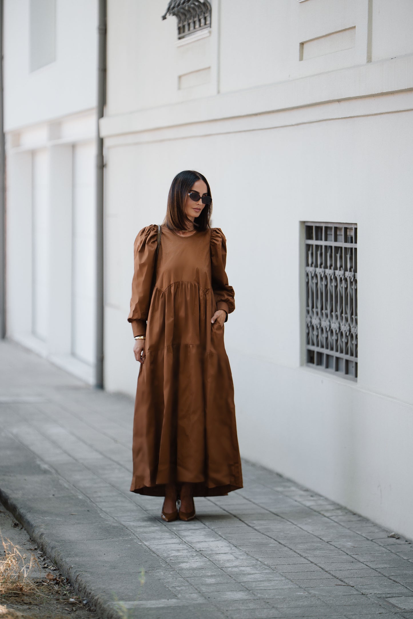 Vestido comprido com folho em camel