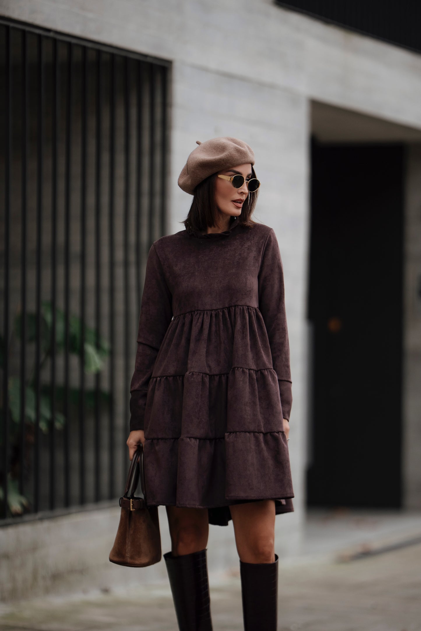 Vestido curto em veludo castanho