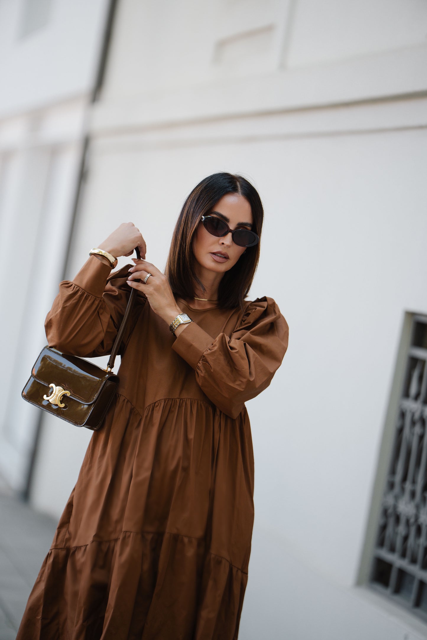 Vestido comprido com folho em camel