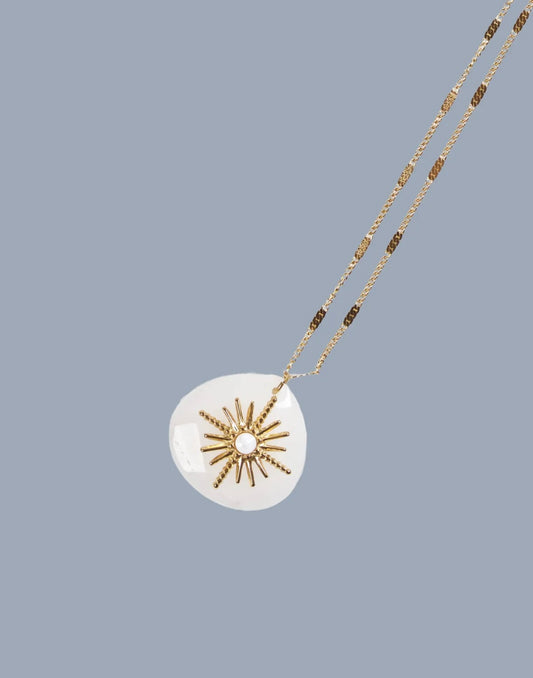 Colar comprido com pedra