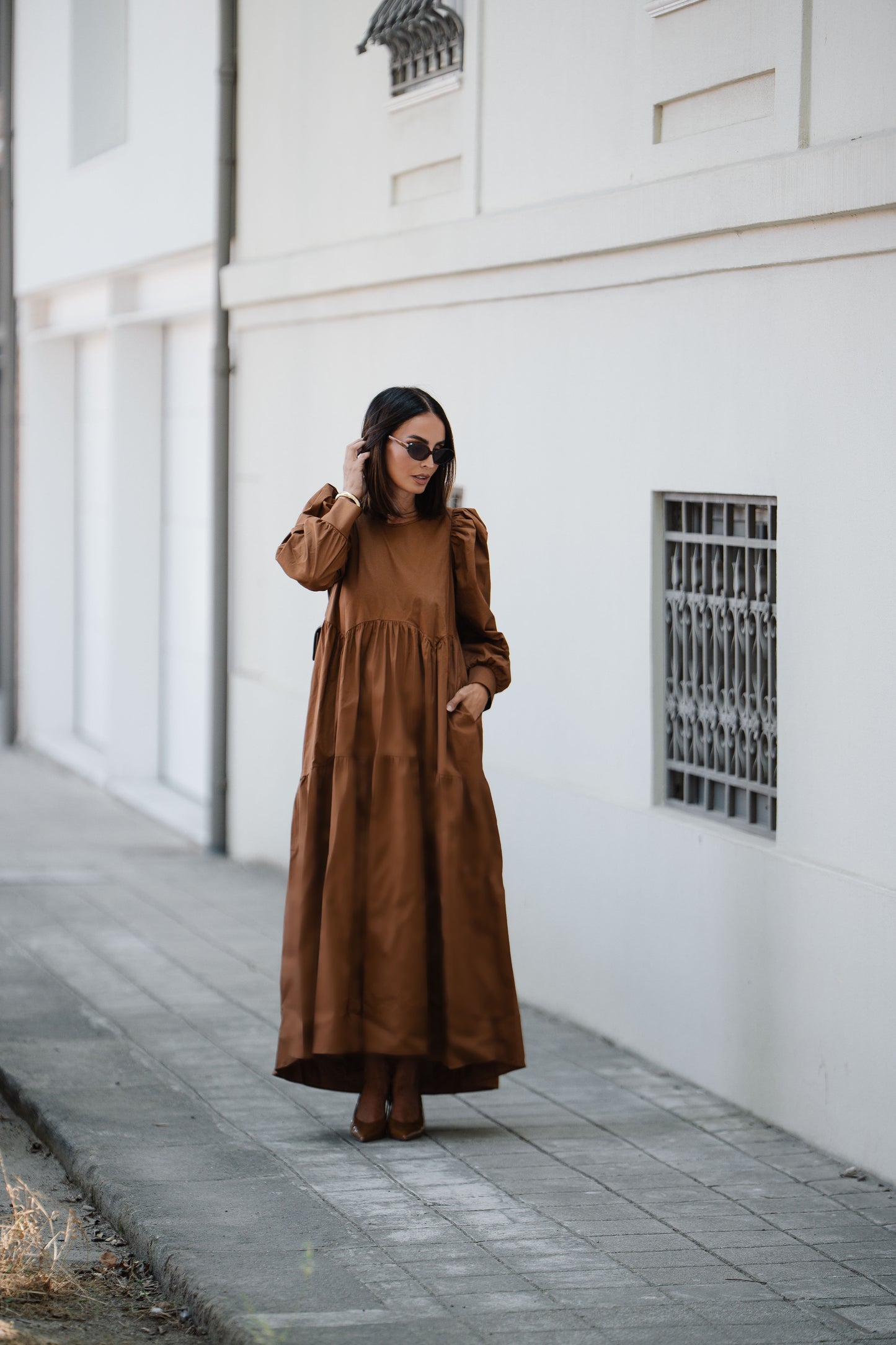 Vestido comprido com folho em camel