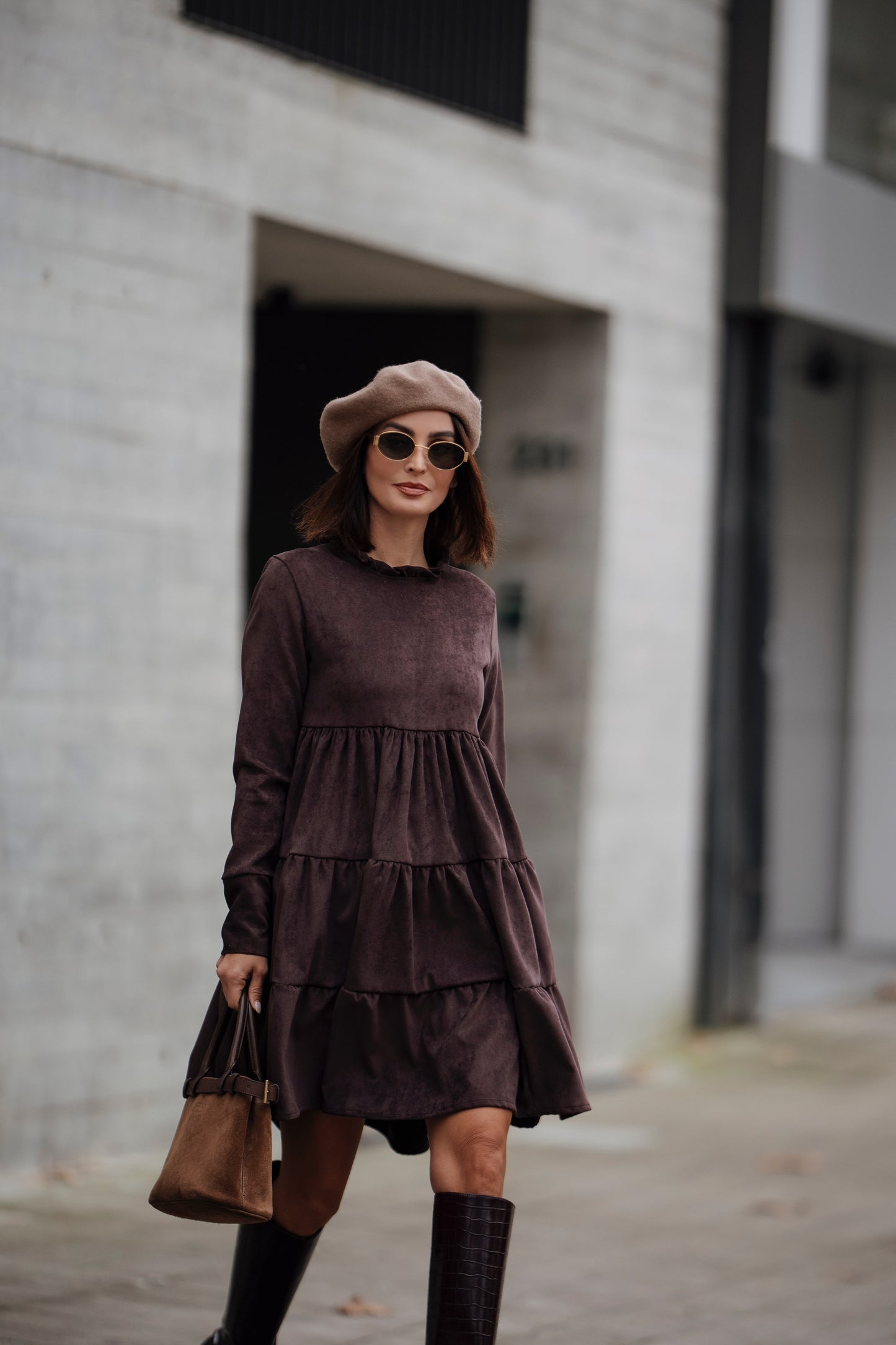 Vestido curto em veludo castanho