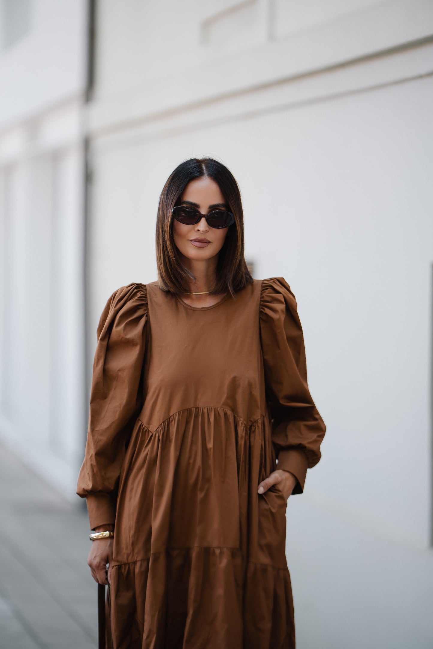 Vestido comprido com folho em camel