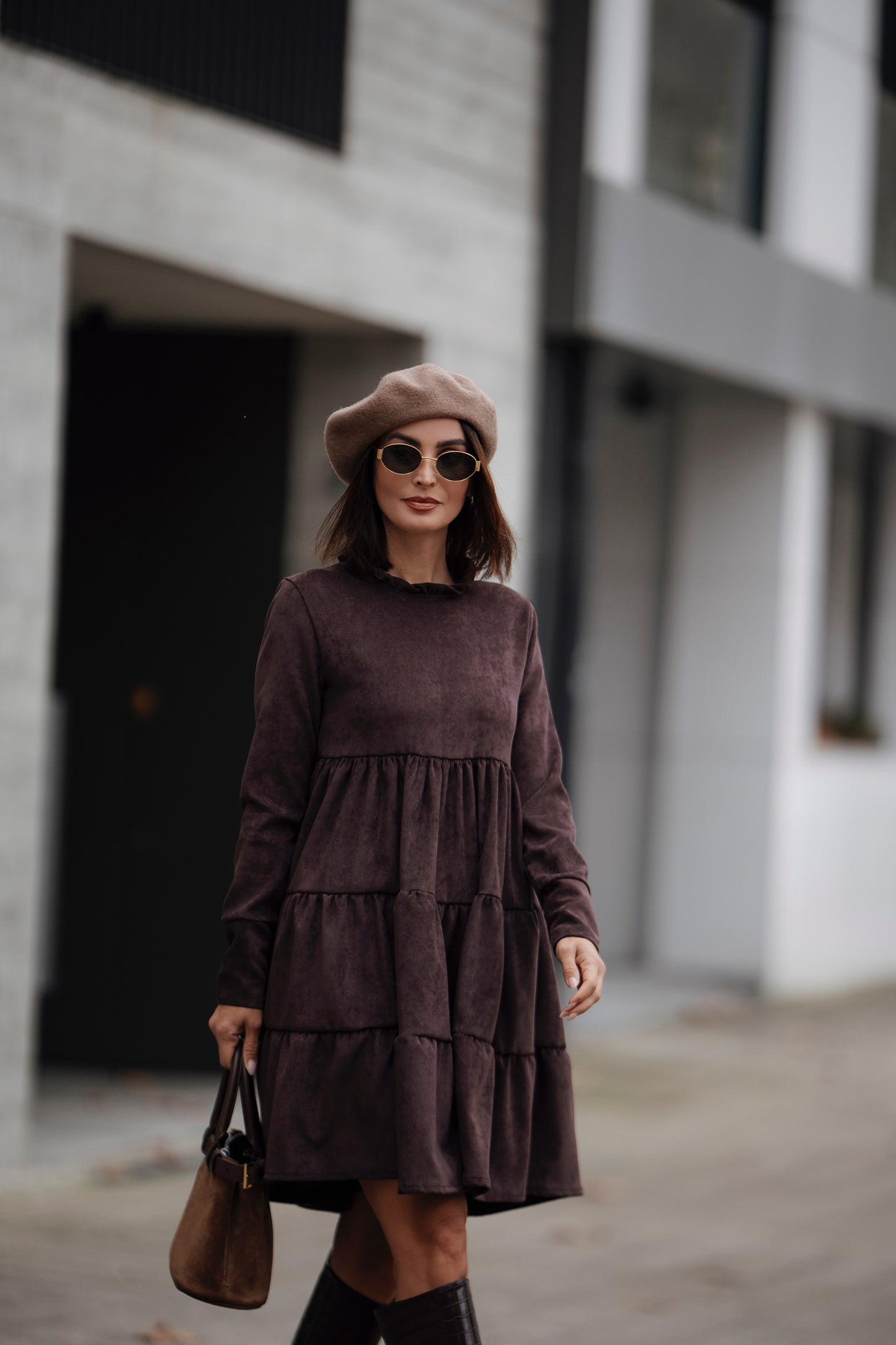 Vestido curto em veludo castanho