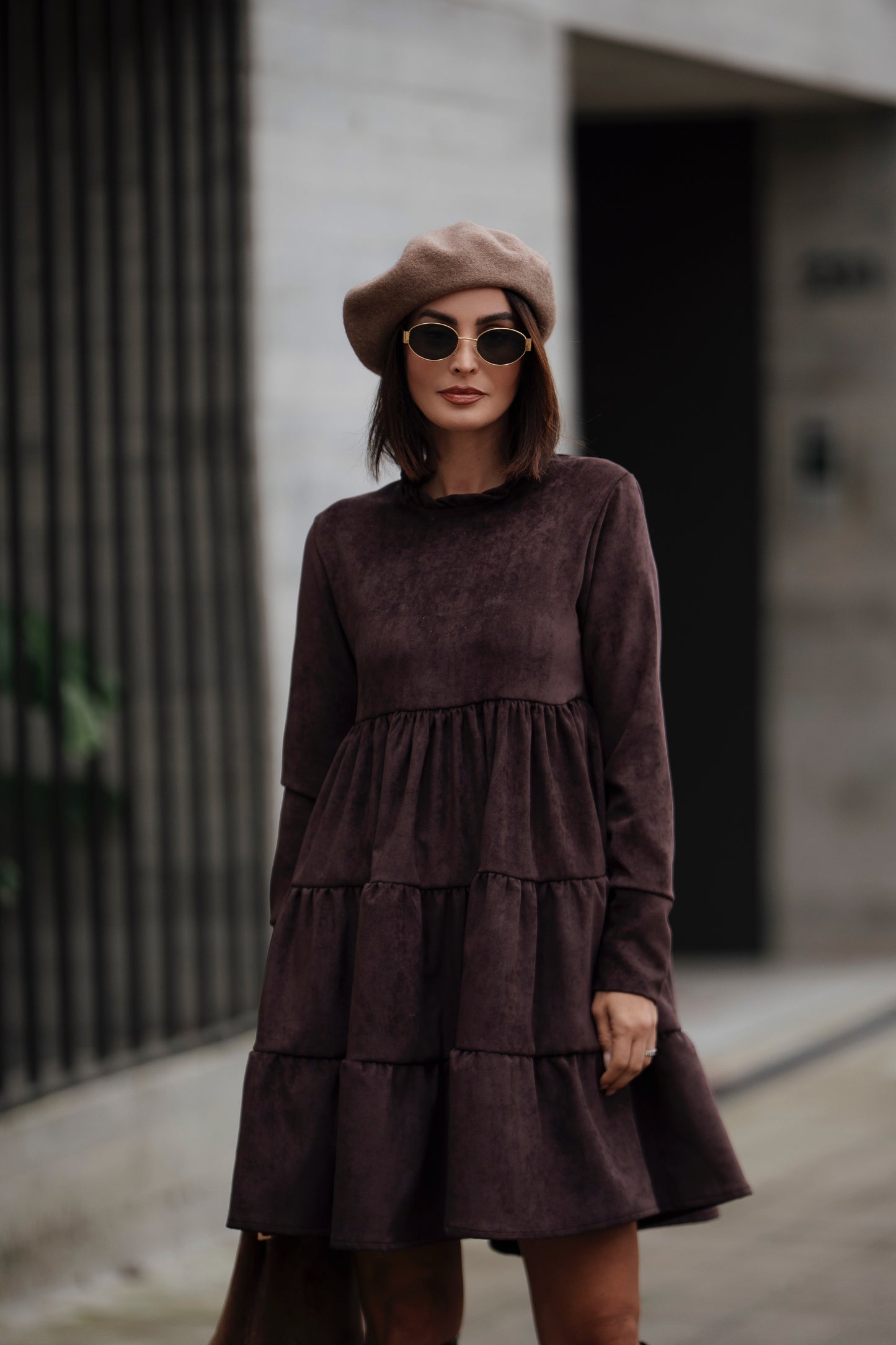 Vestido curto em veludo castanho