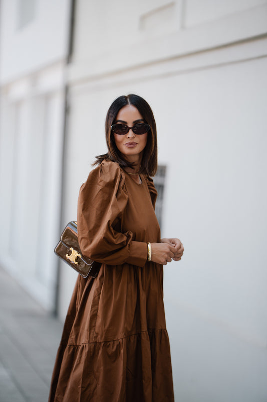 Vestido comprido com folho em camel