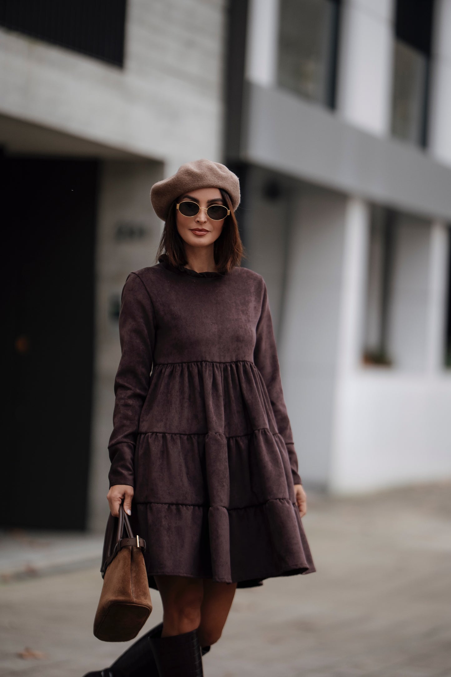 Vestido curto em veludo castanho