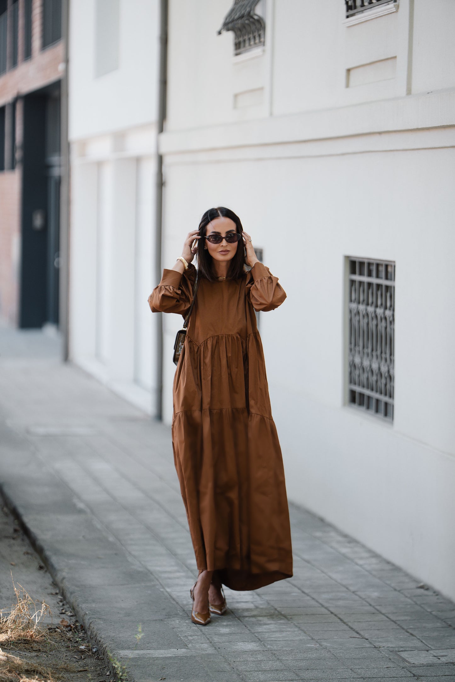 Vestido comprido com folho em camel