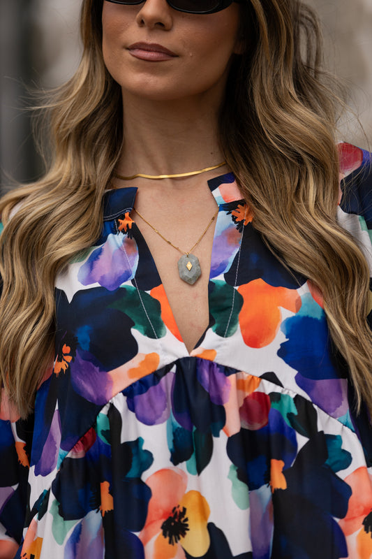 Colar comprido com pedra