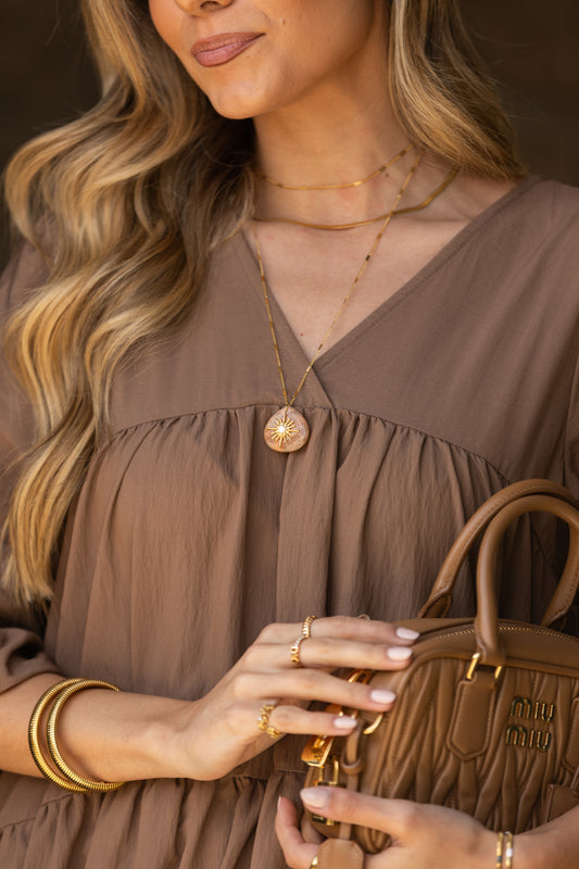 Colar comprido com pedra