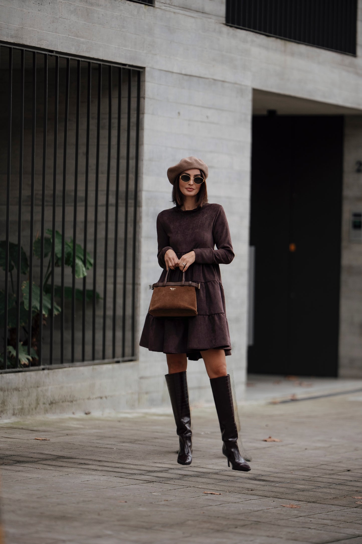 Vestido curto em veludo castanho