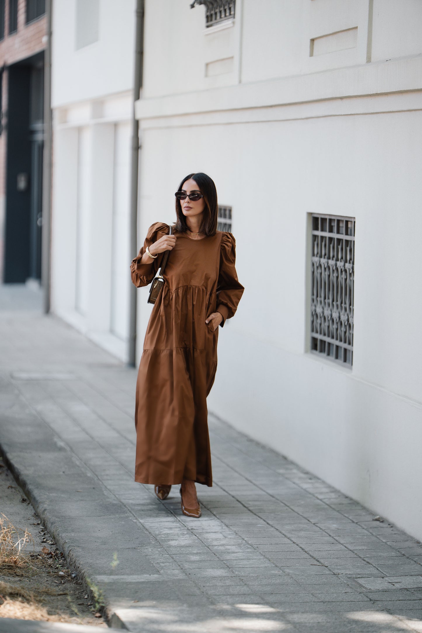 Vestido comprido com folho em camel