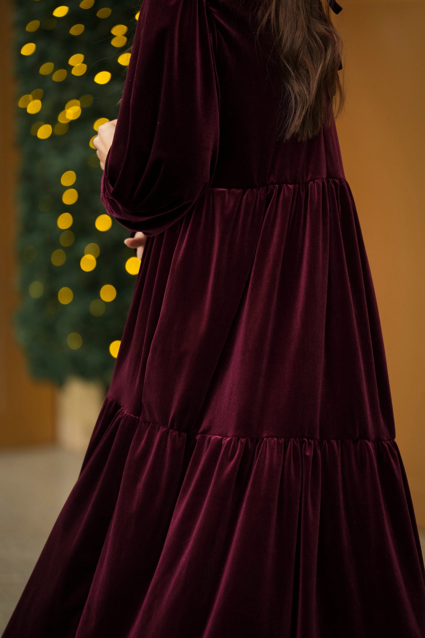 Vestido comprido com folhos em veludo