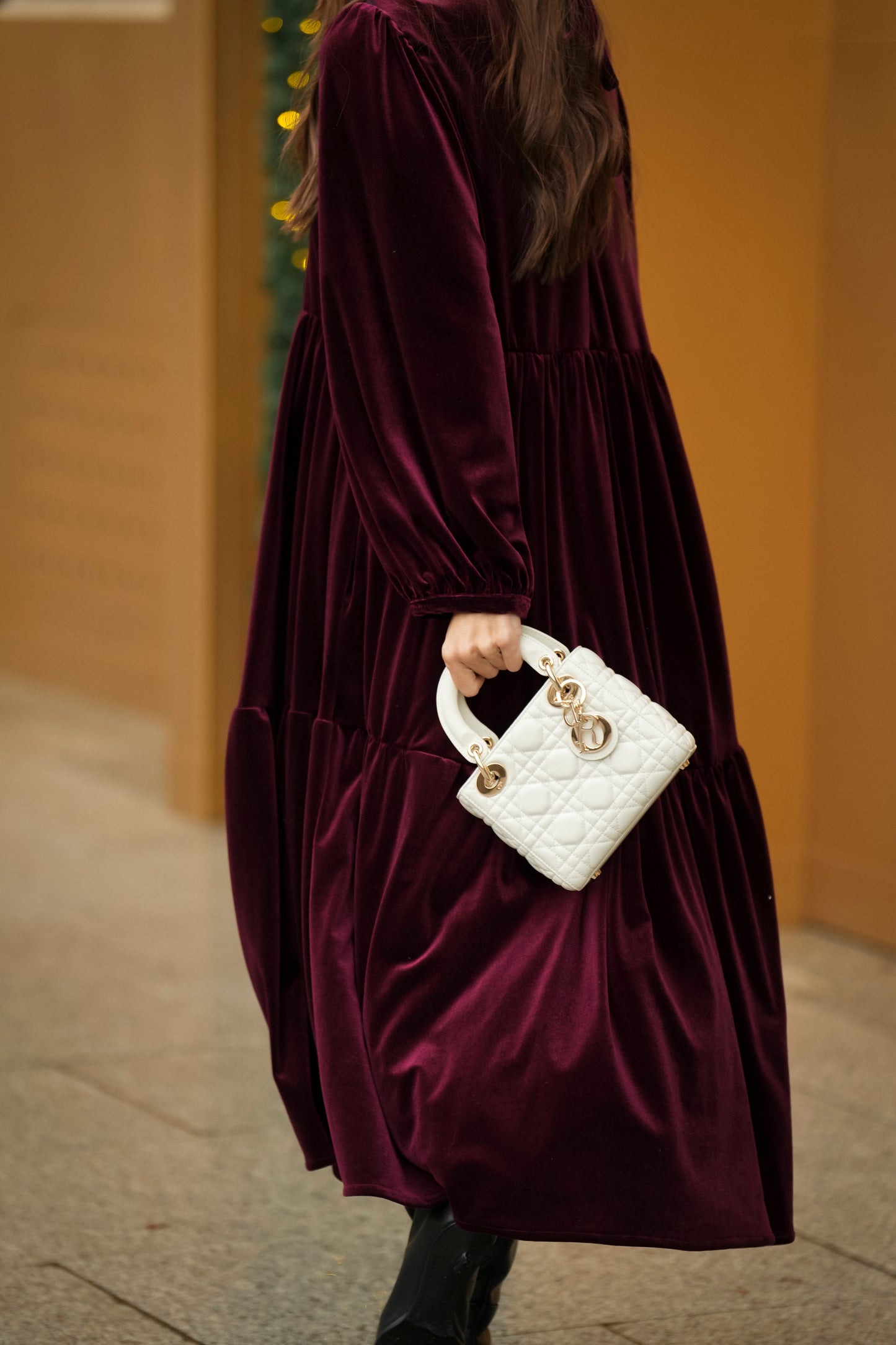 Vestido comprido com folhos em veludo