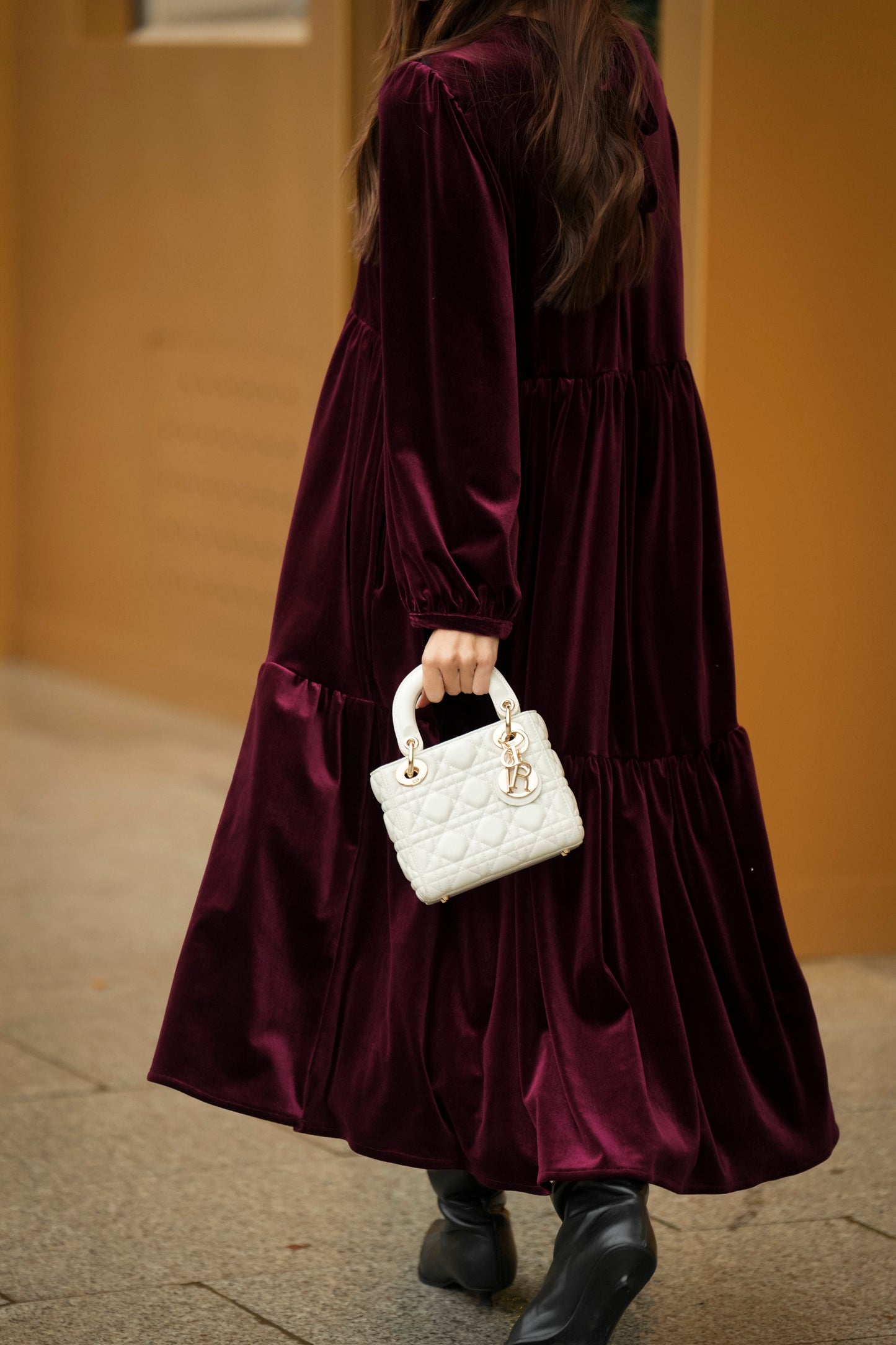 Vestido comprido com folhos em veludo