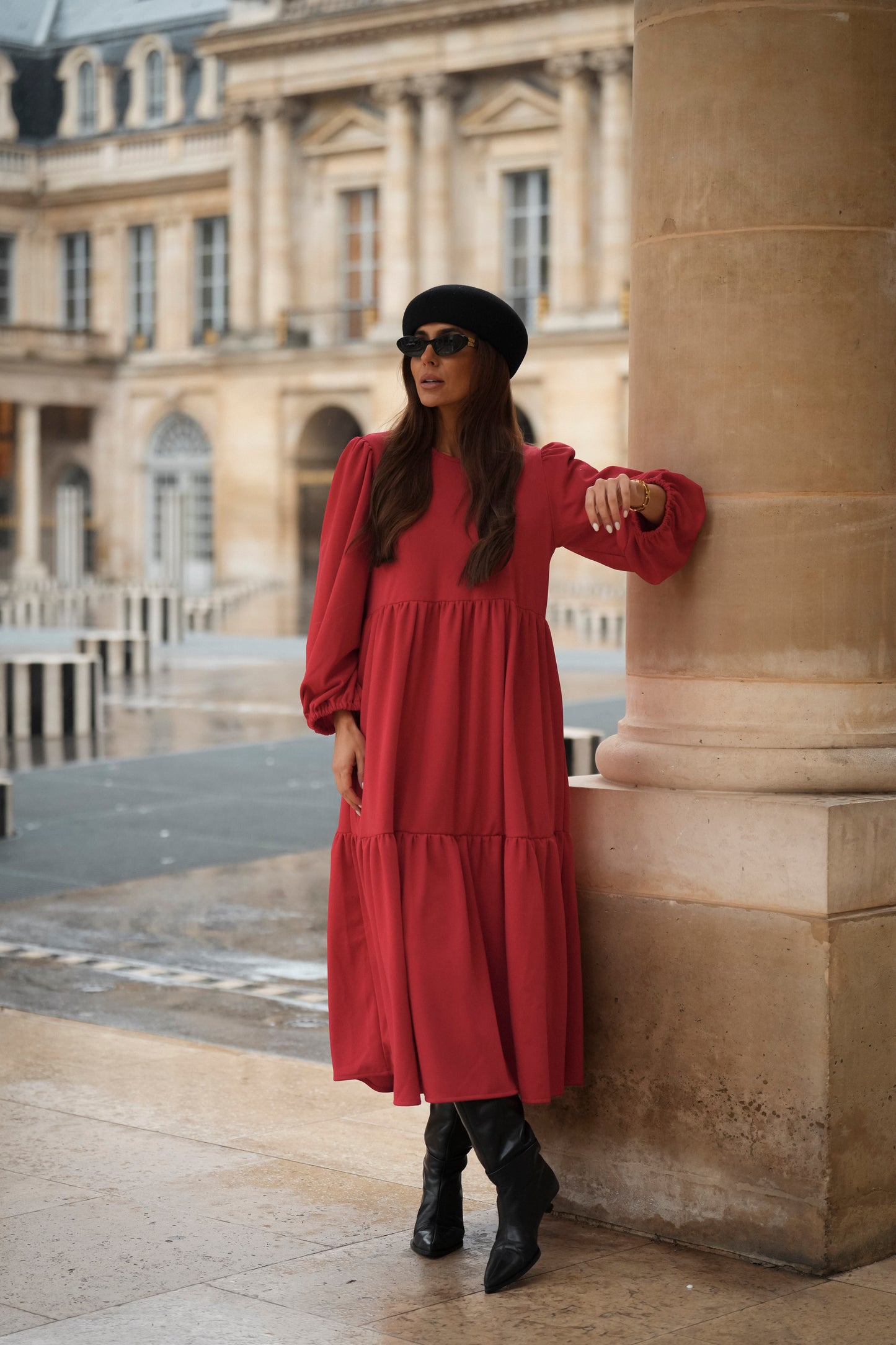 Vestido comprido com folhos em vermelho