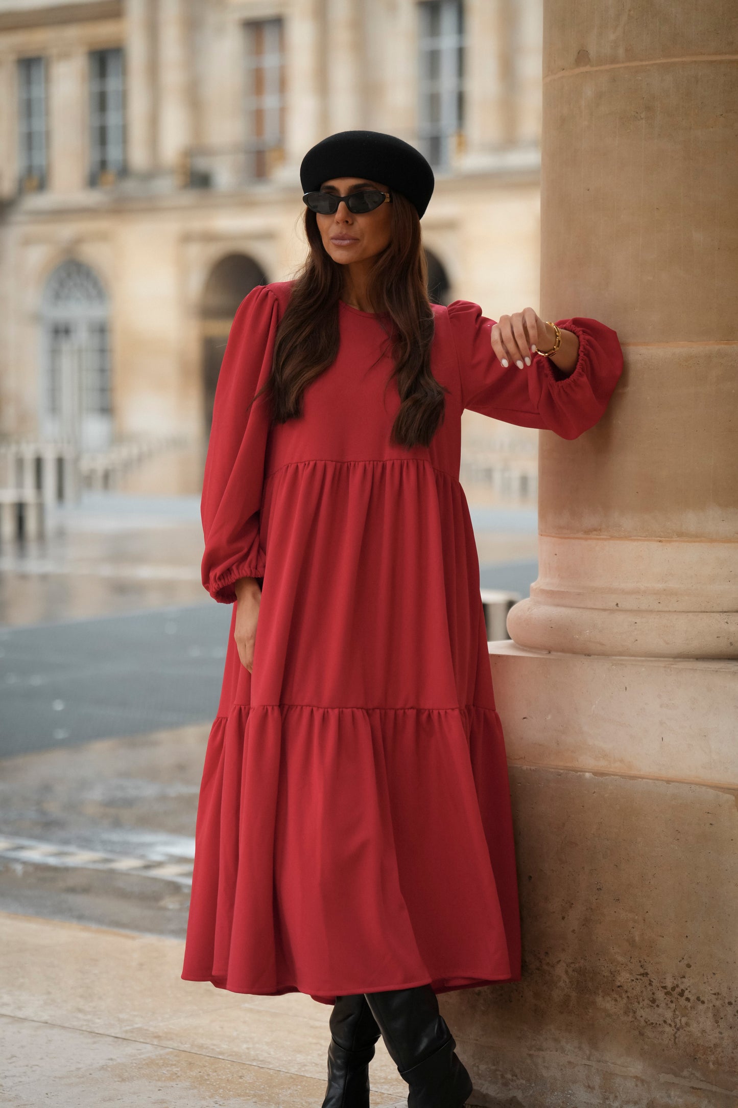 Vestido comprido com folhos em vermelho