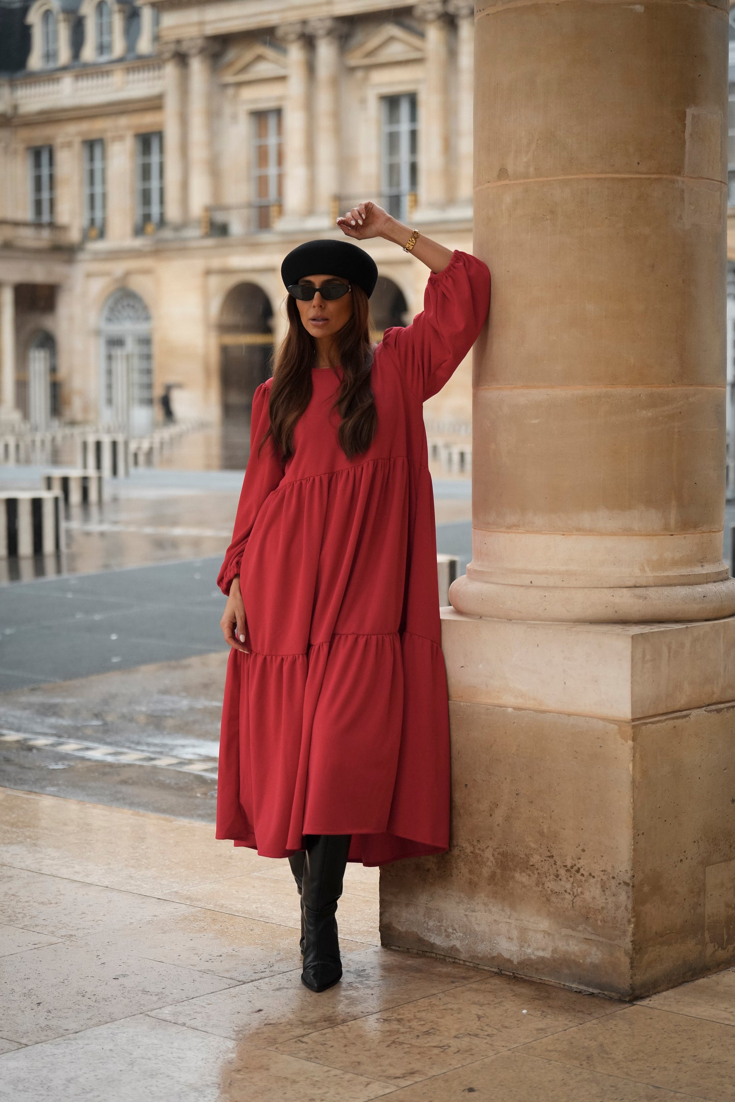 Vestido comprido com folhos em vermelho