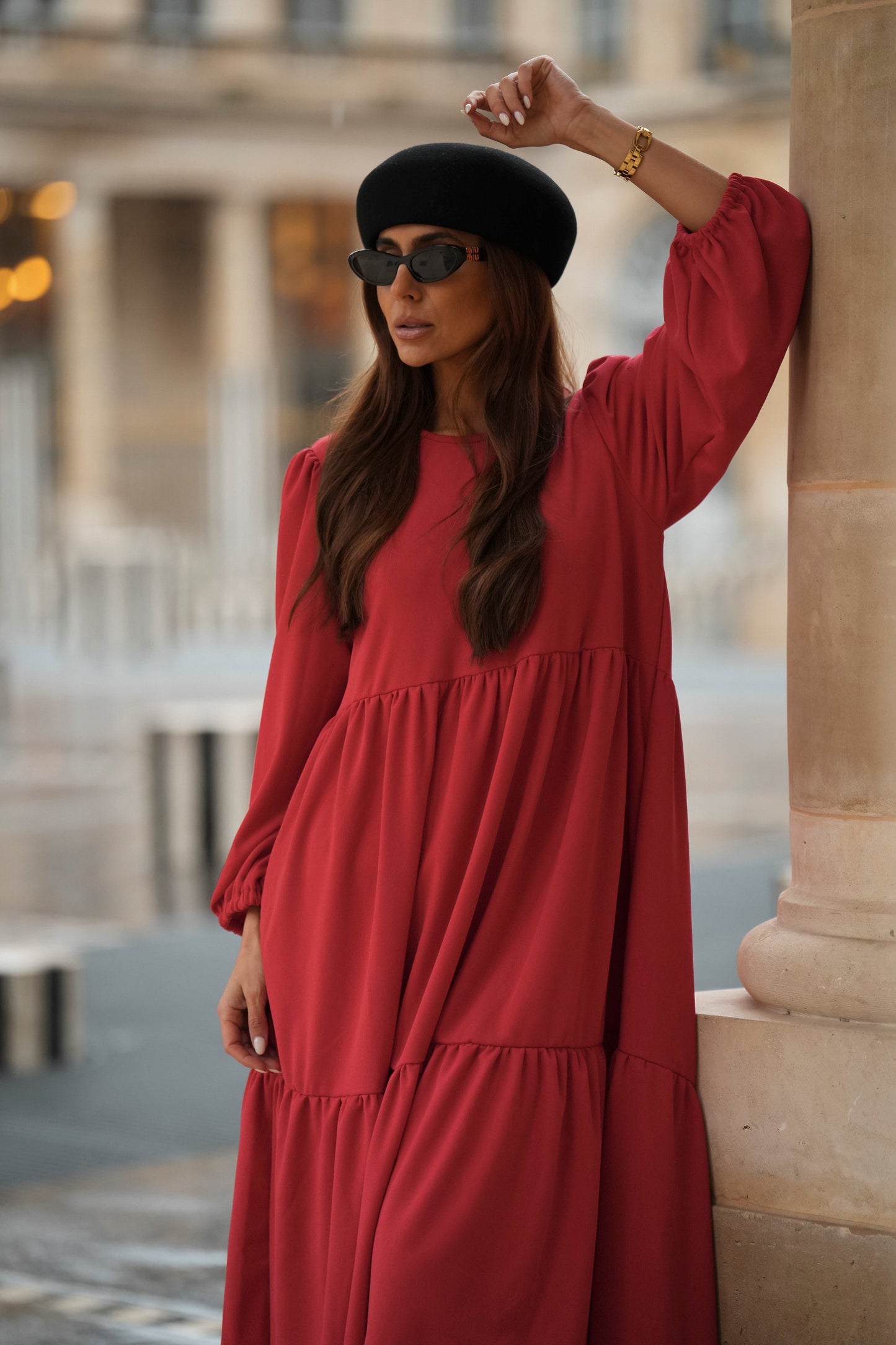 Vestido comprido com folhos em vermelho