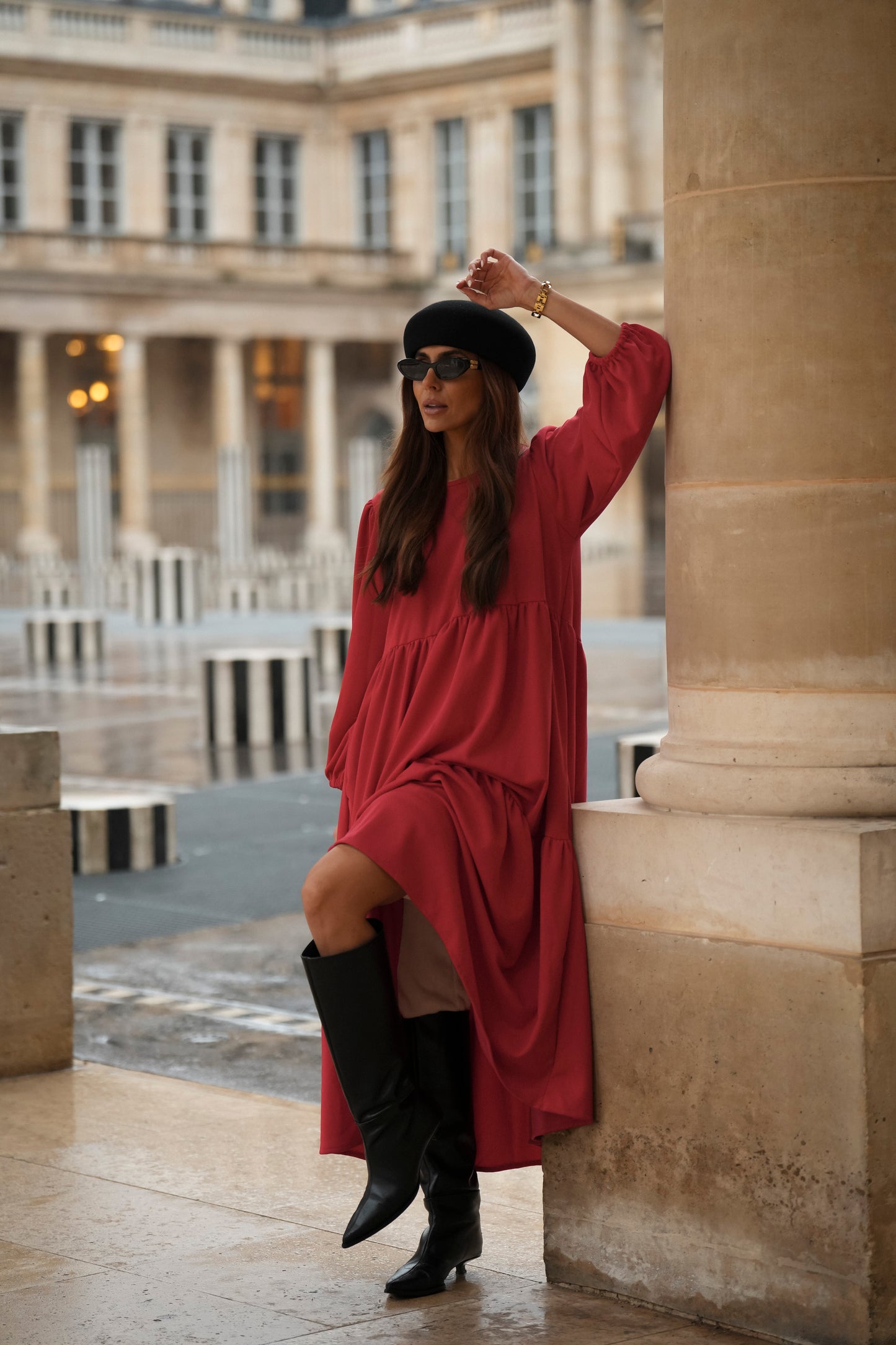 Vestido comprido com folhos em vermelho