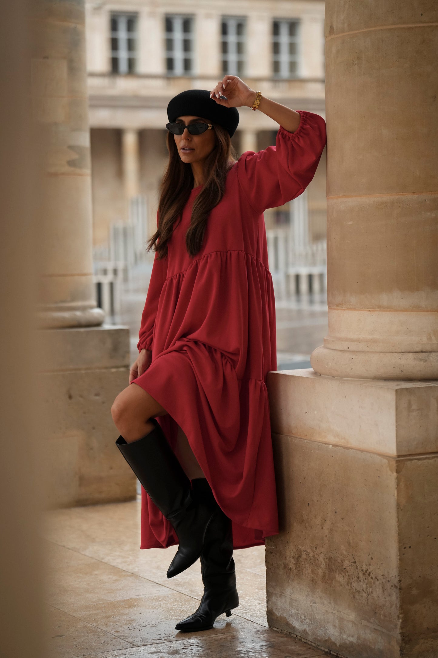 Vestido comprido com folhos em vermelho