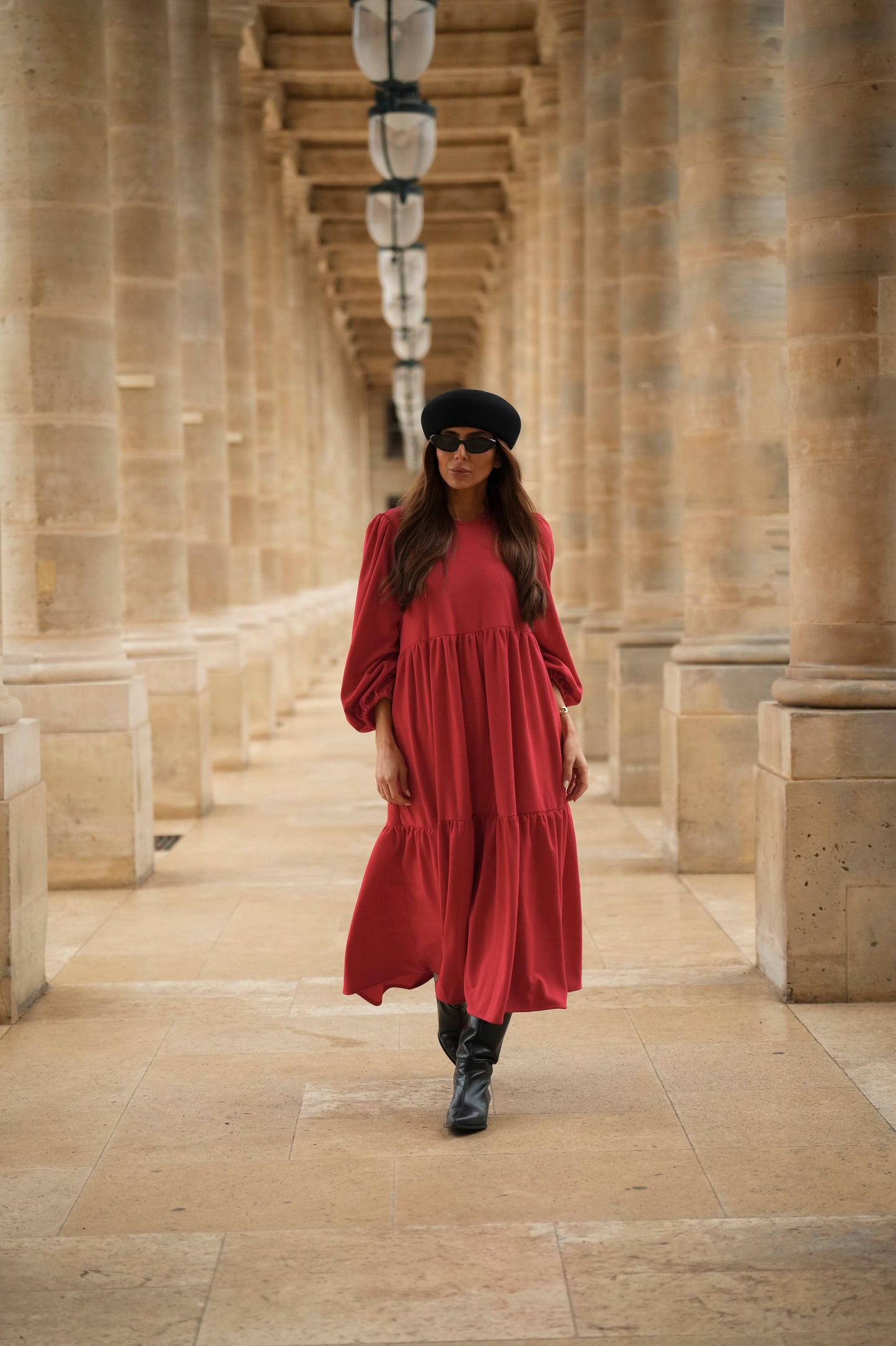 Vestido comprido com folhos em vermelho