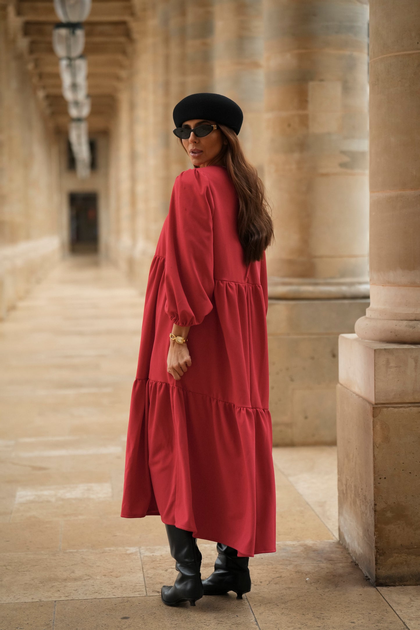 Vestido comprido com folhos em vermelho