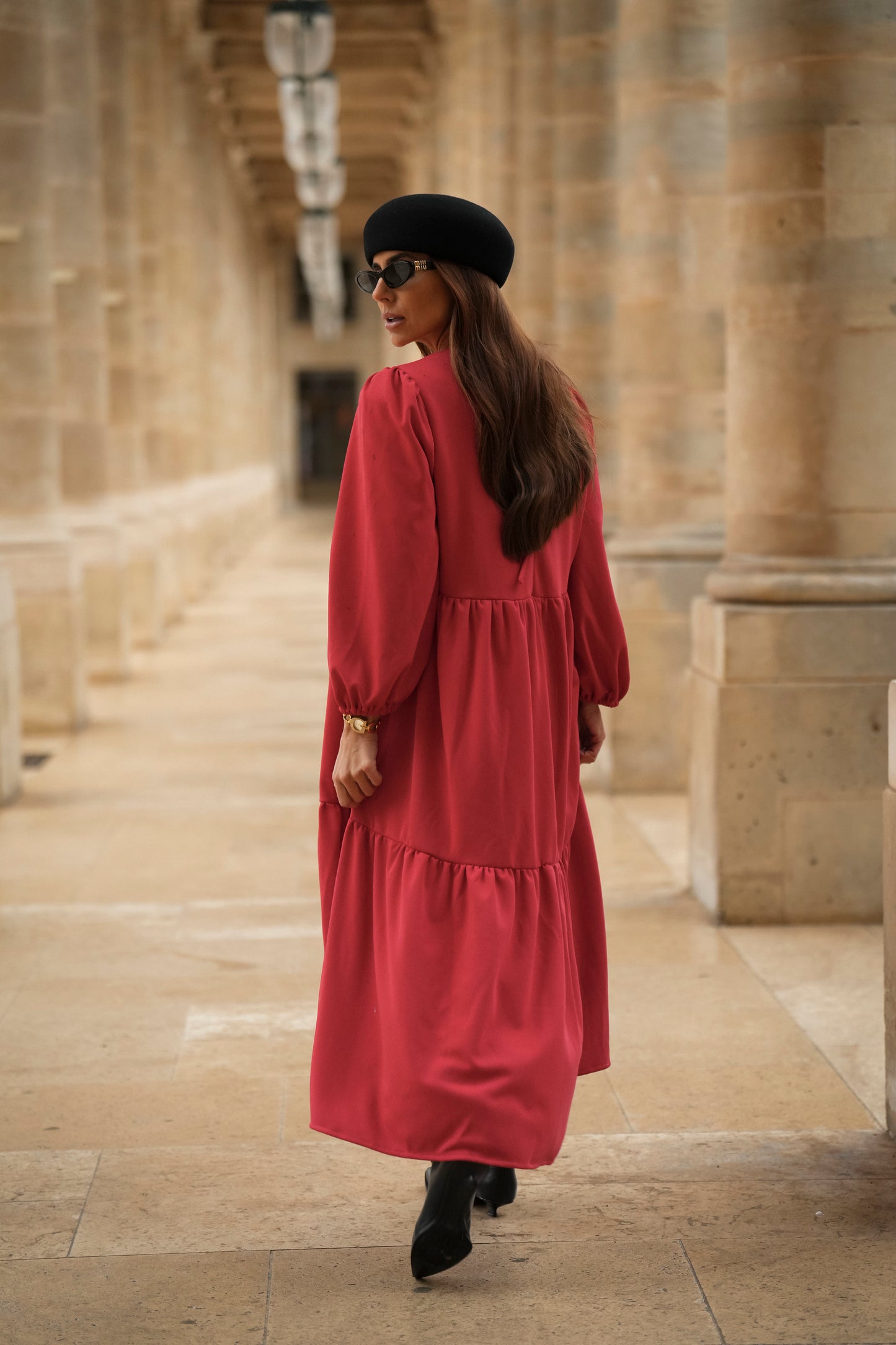 Vestido comprido com folhos em vermelho