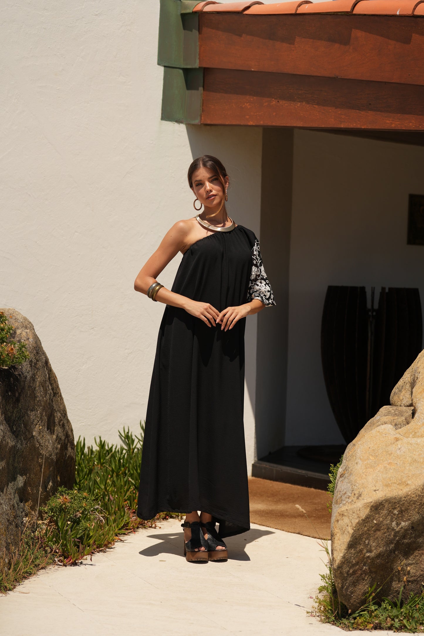 Vestido comprido preto com manga bordada