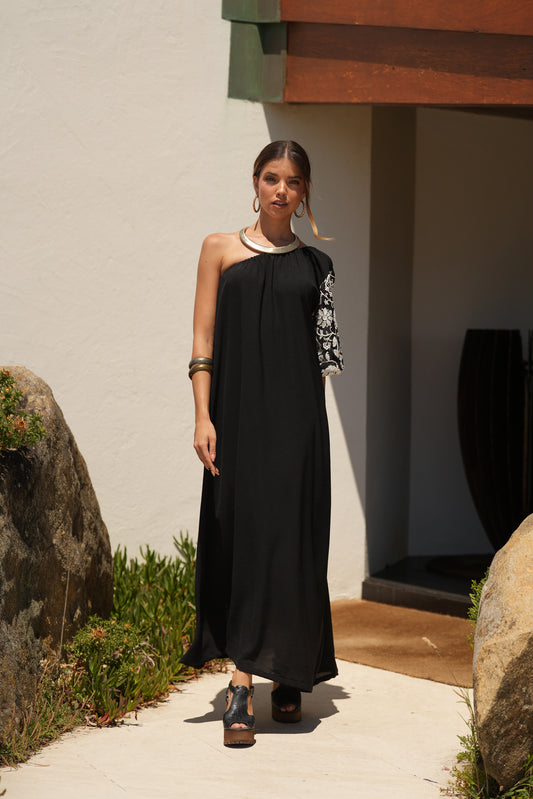 Vestido comprido preto com manga bordada