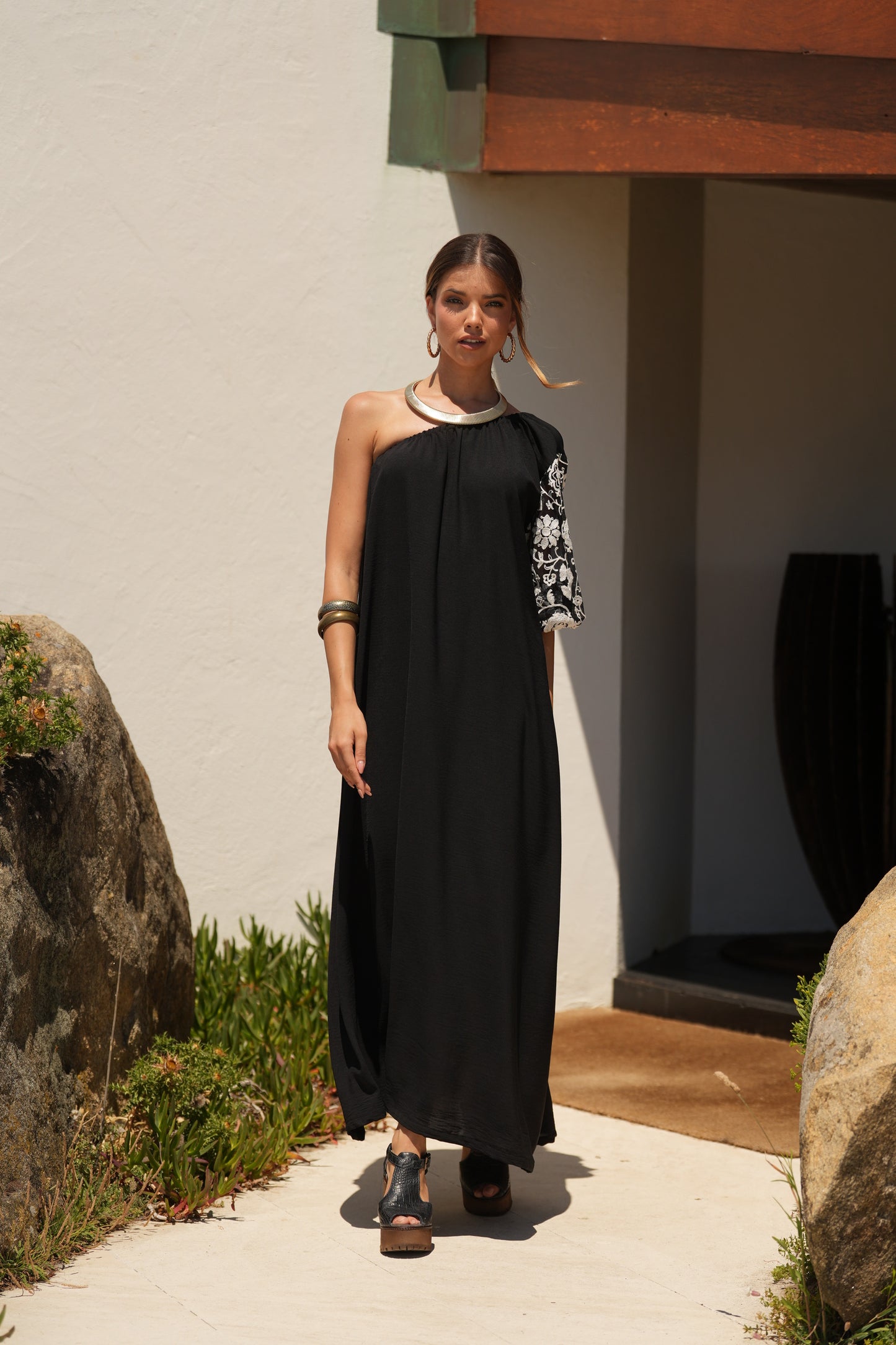 Vestido comprido preto com manga bordada