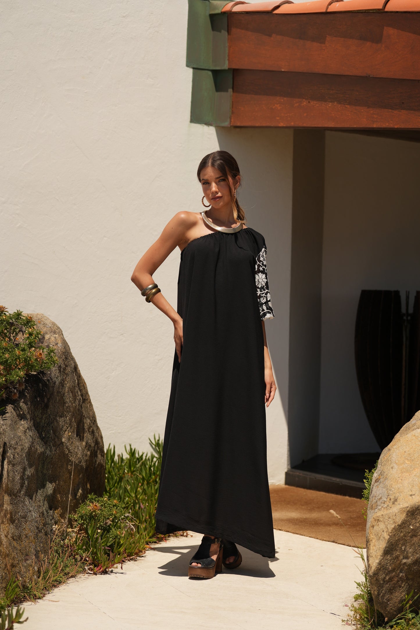 Vestido comprido preto com manga bordada