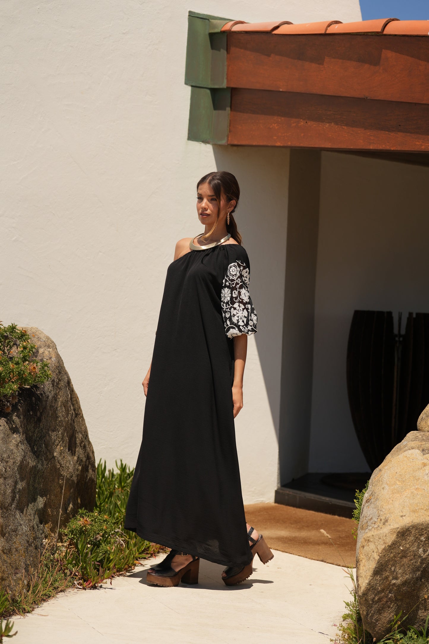 Vestido comprido preto com manga bordada