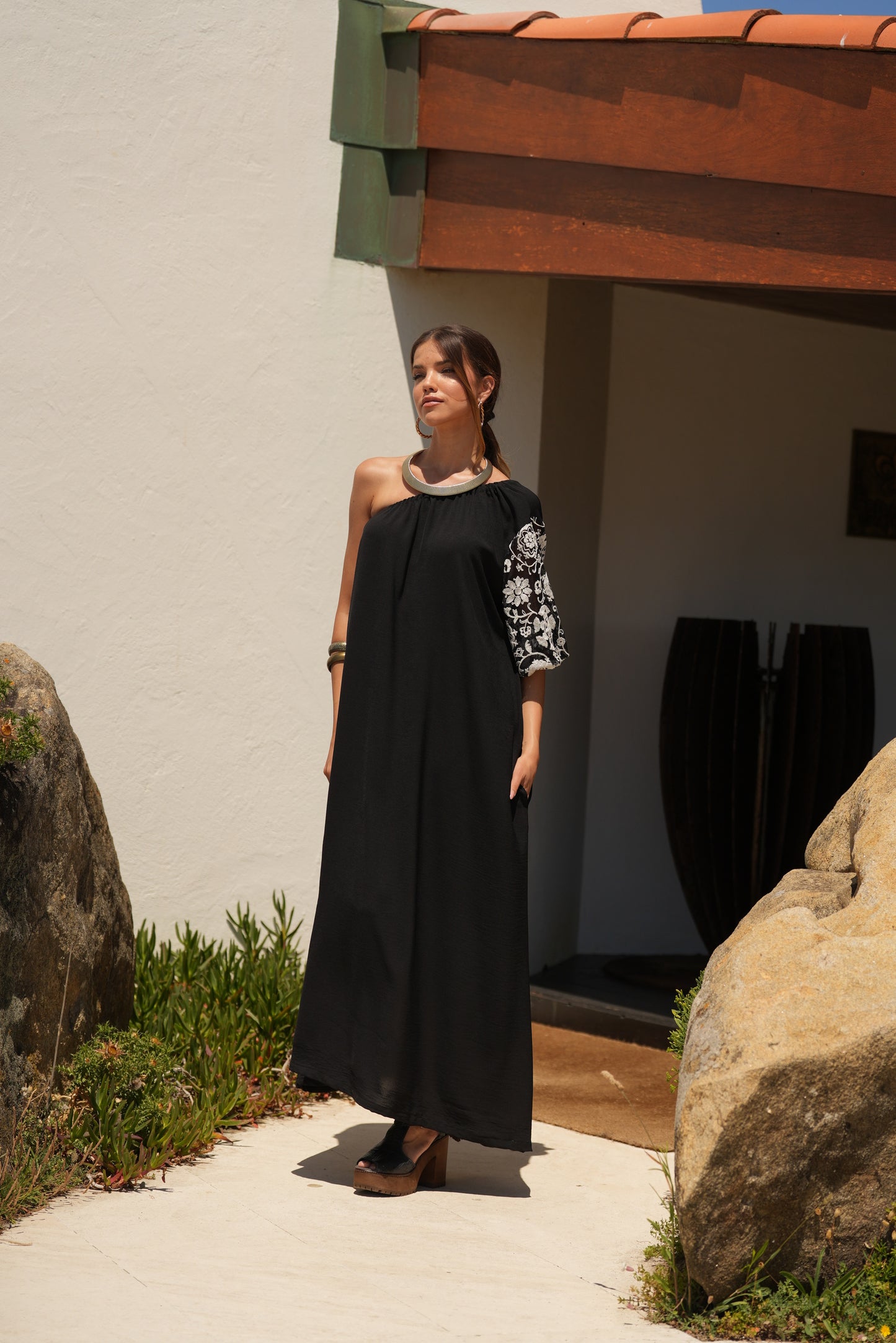 Vestido comprido preto com manga bordada