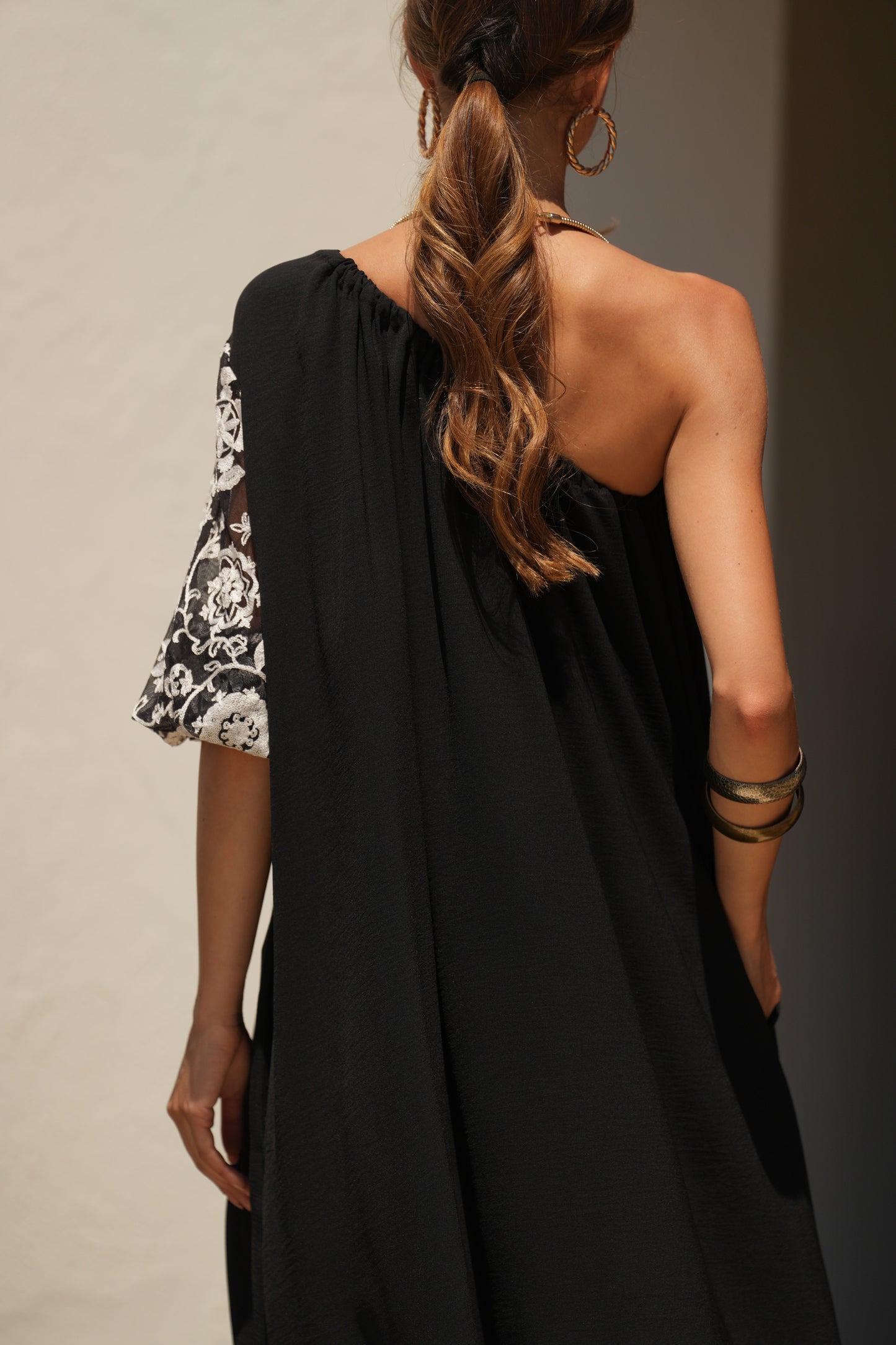 Vestido comprido preto com manga bordada