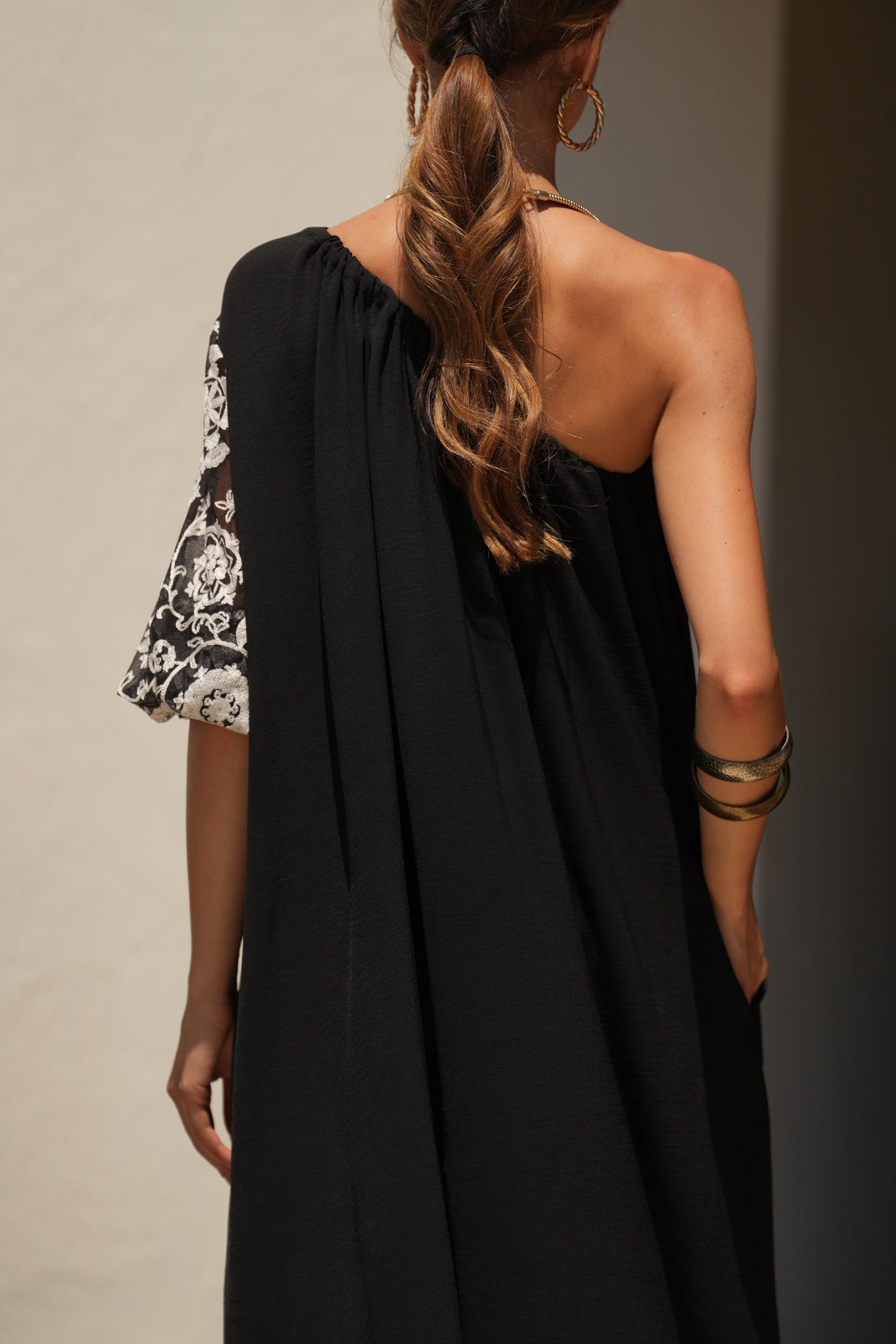 Vestido comprido preto com manga bordada