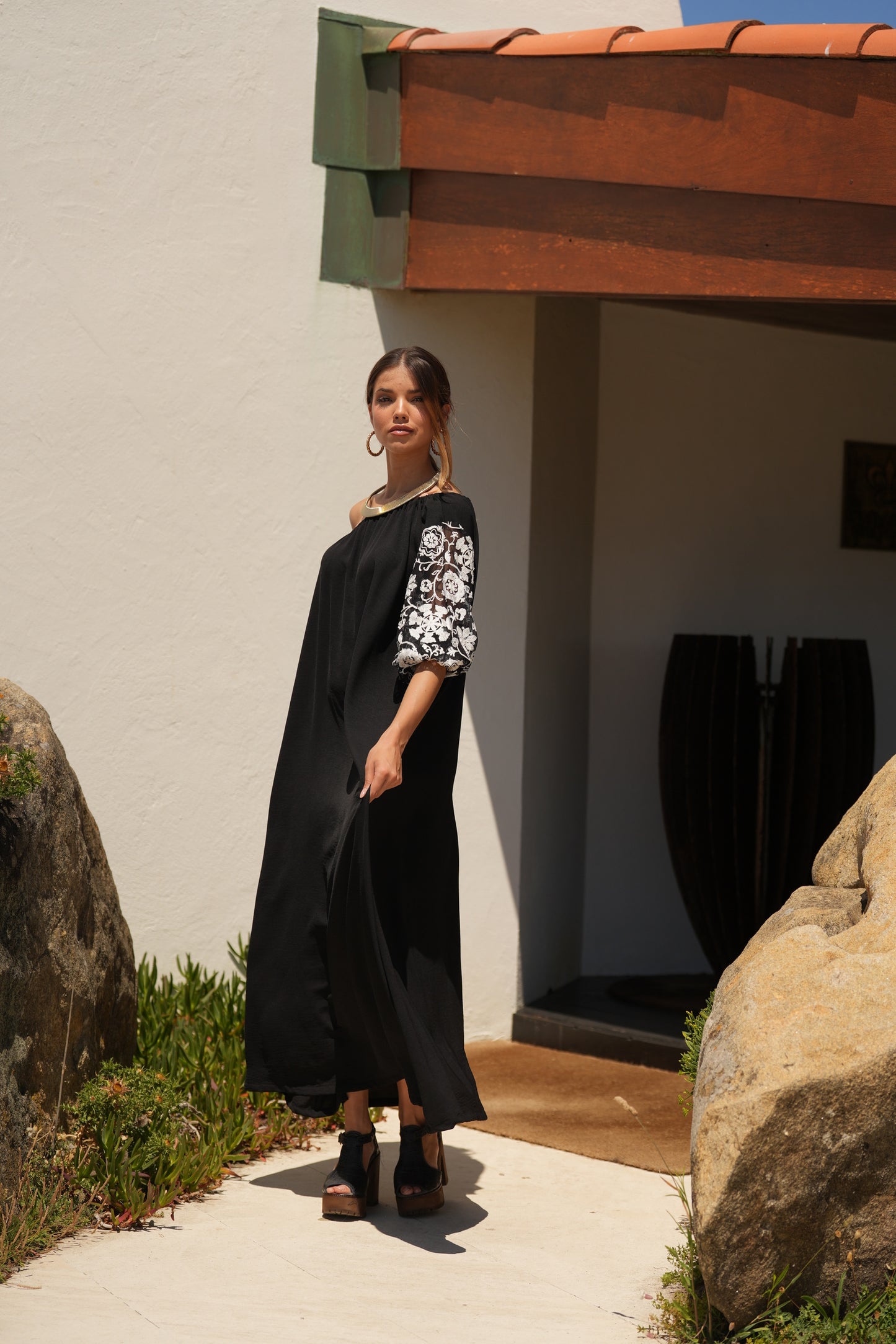 Vestido comprido preto com manga bordada