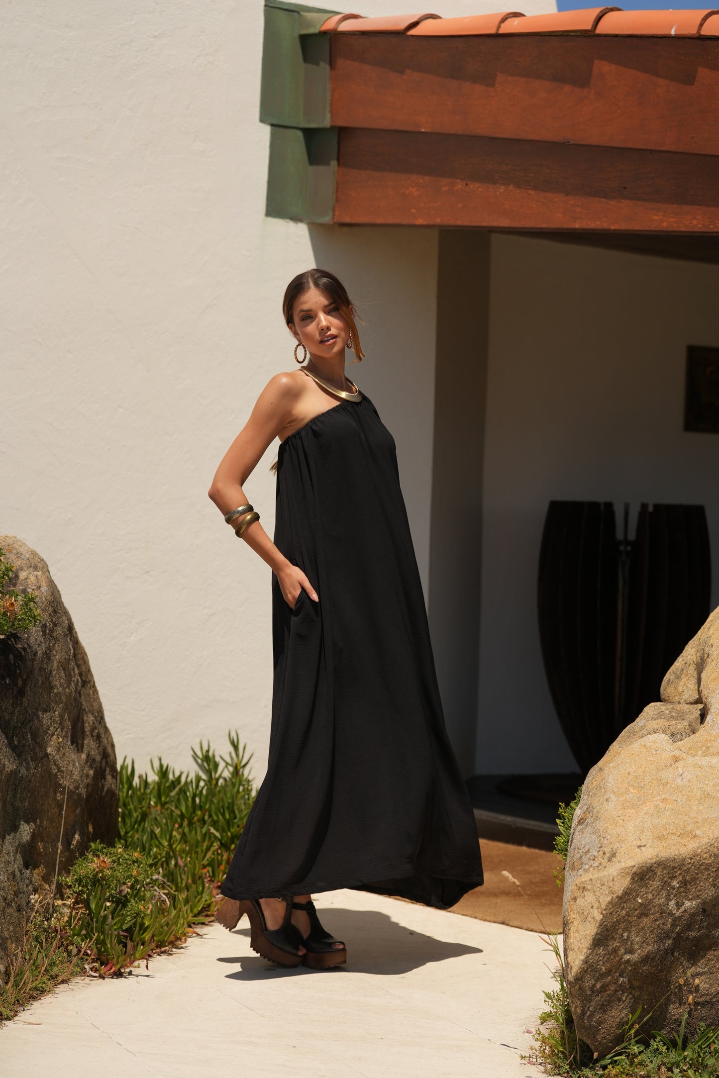 Vestido comprido preto com manga bordada