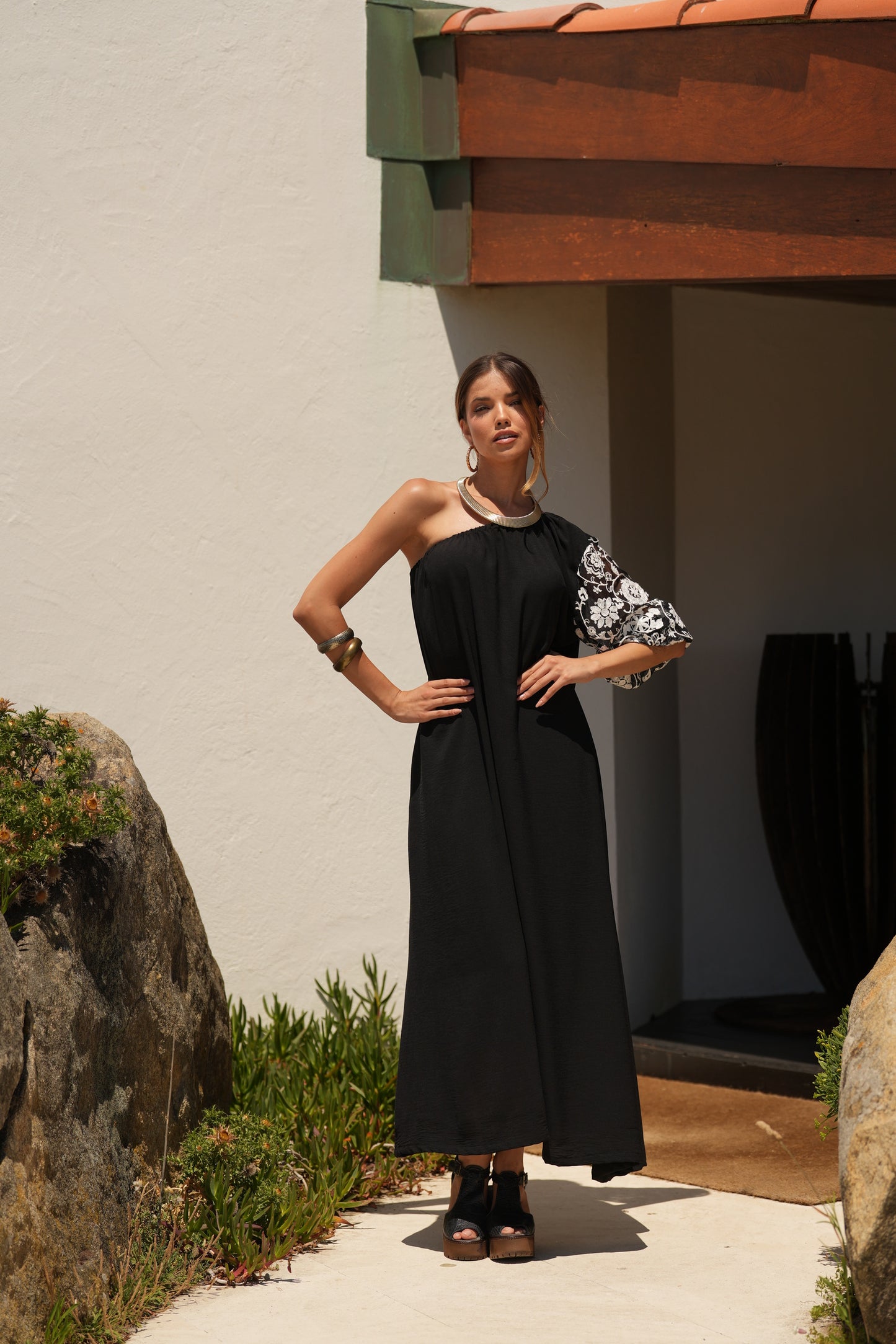 Vestido comprido preto com manga bordada